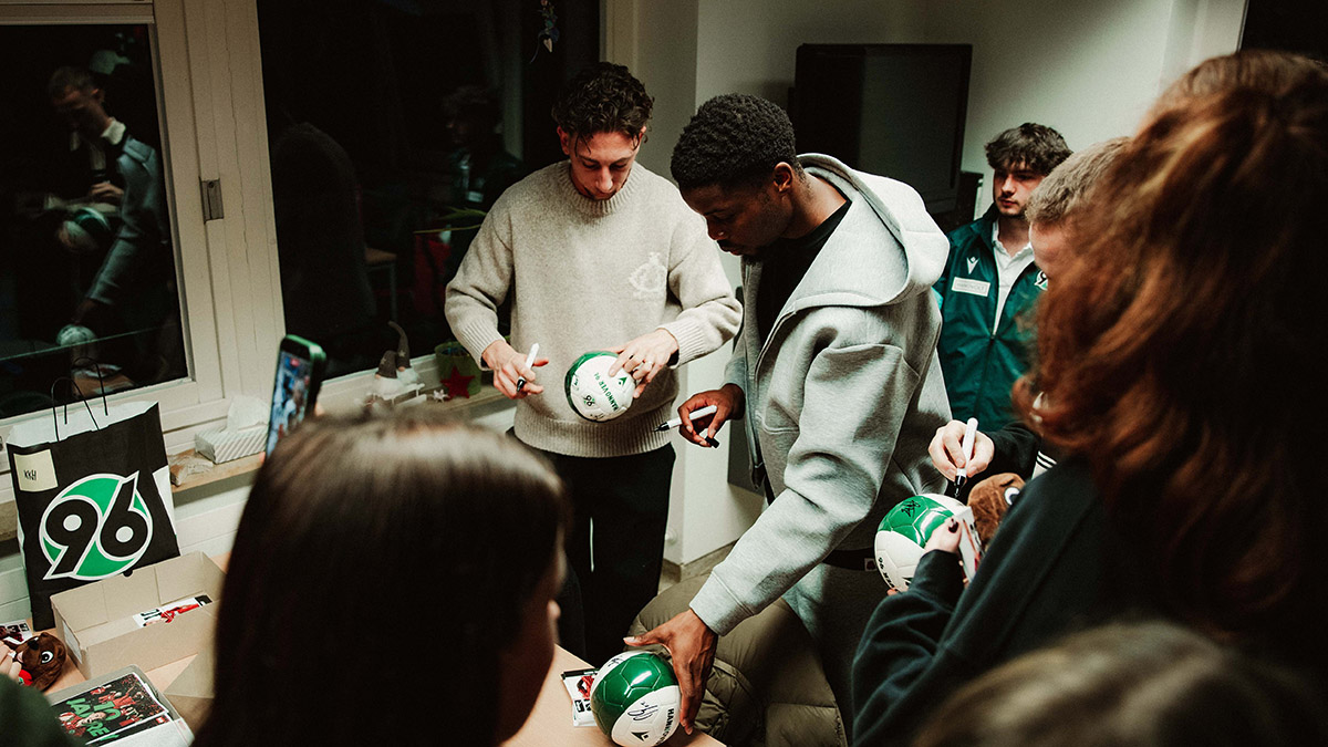 Die Profis schreiben Autogramme.