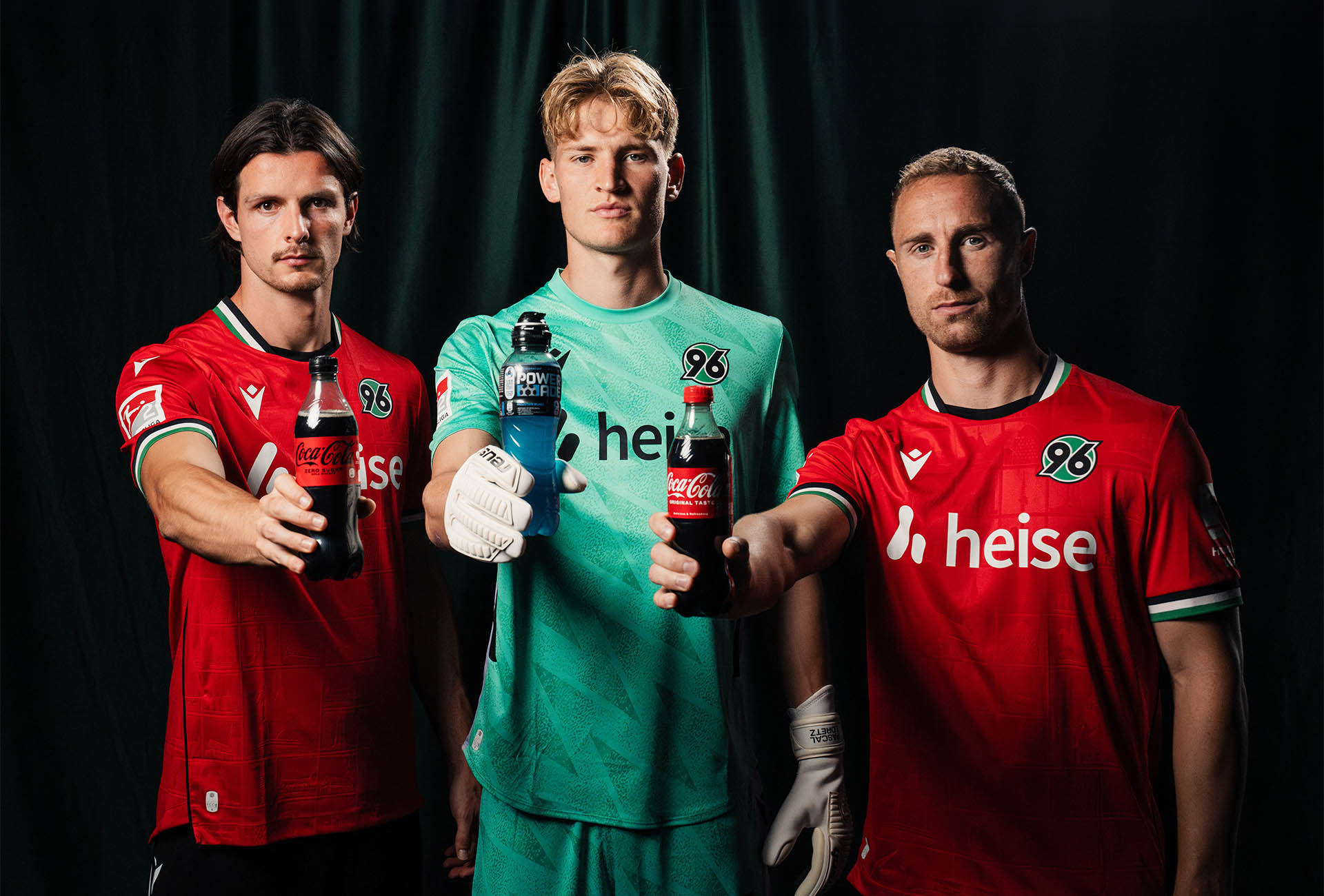 Die drei Spieler Jean Hugonet, Pascal Loretz und Maurice Neubauer in Trikots halten Coca-Cola- und Powerade-Flaschen in die Kamera.