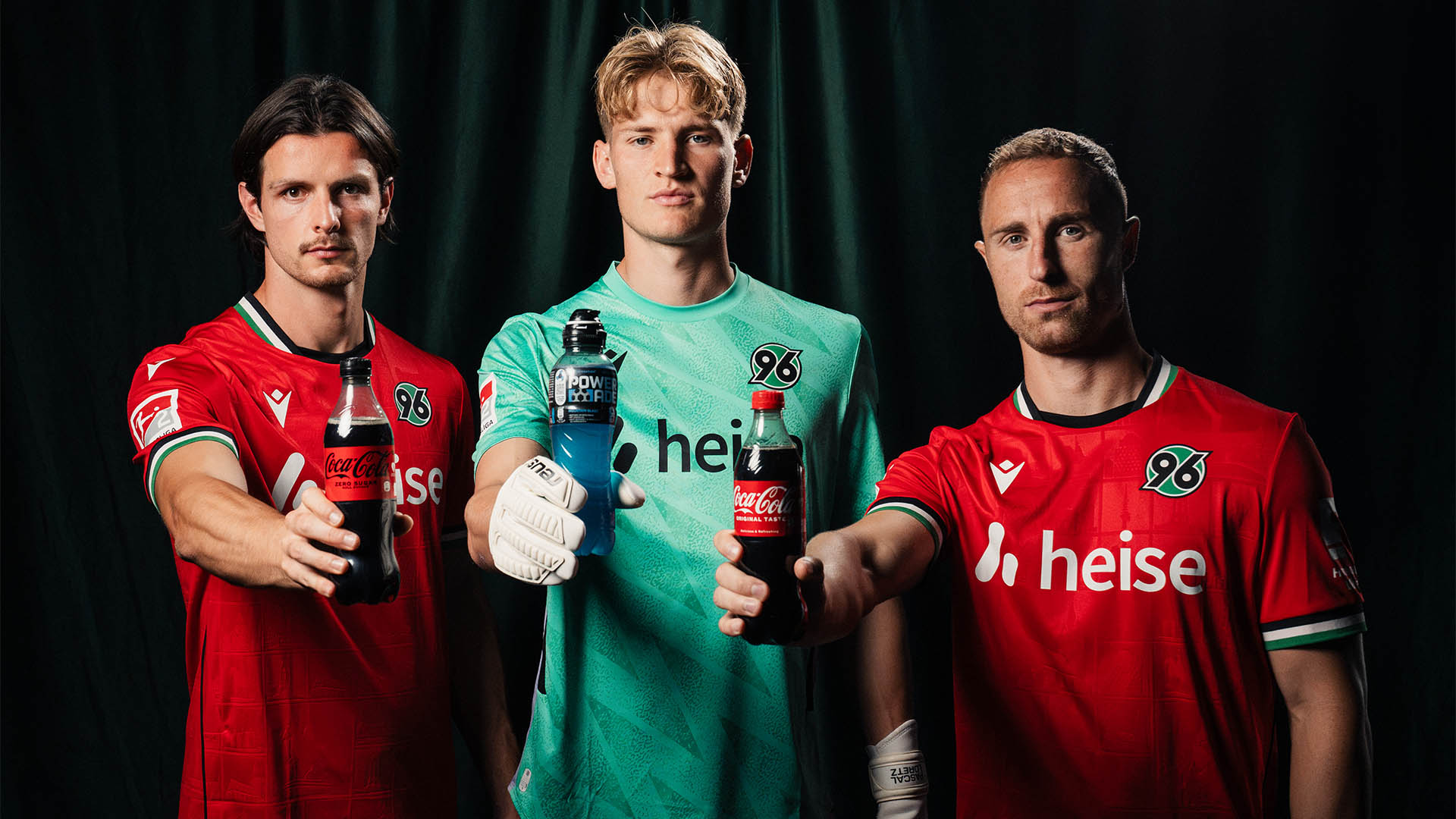 Die drei Spieler Jean Hugonet, Pascal Loretz und Maurice Neubauer in Trikots halten Coca-Cola- und Powerade-Flaschen in die Kamera.