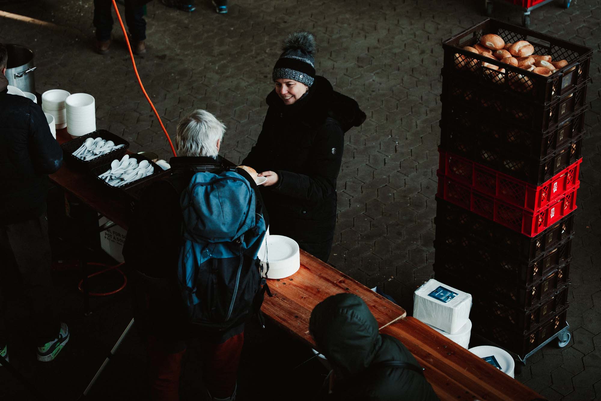 Eine Helferin gibt Essen aus.