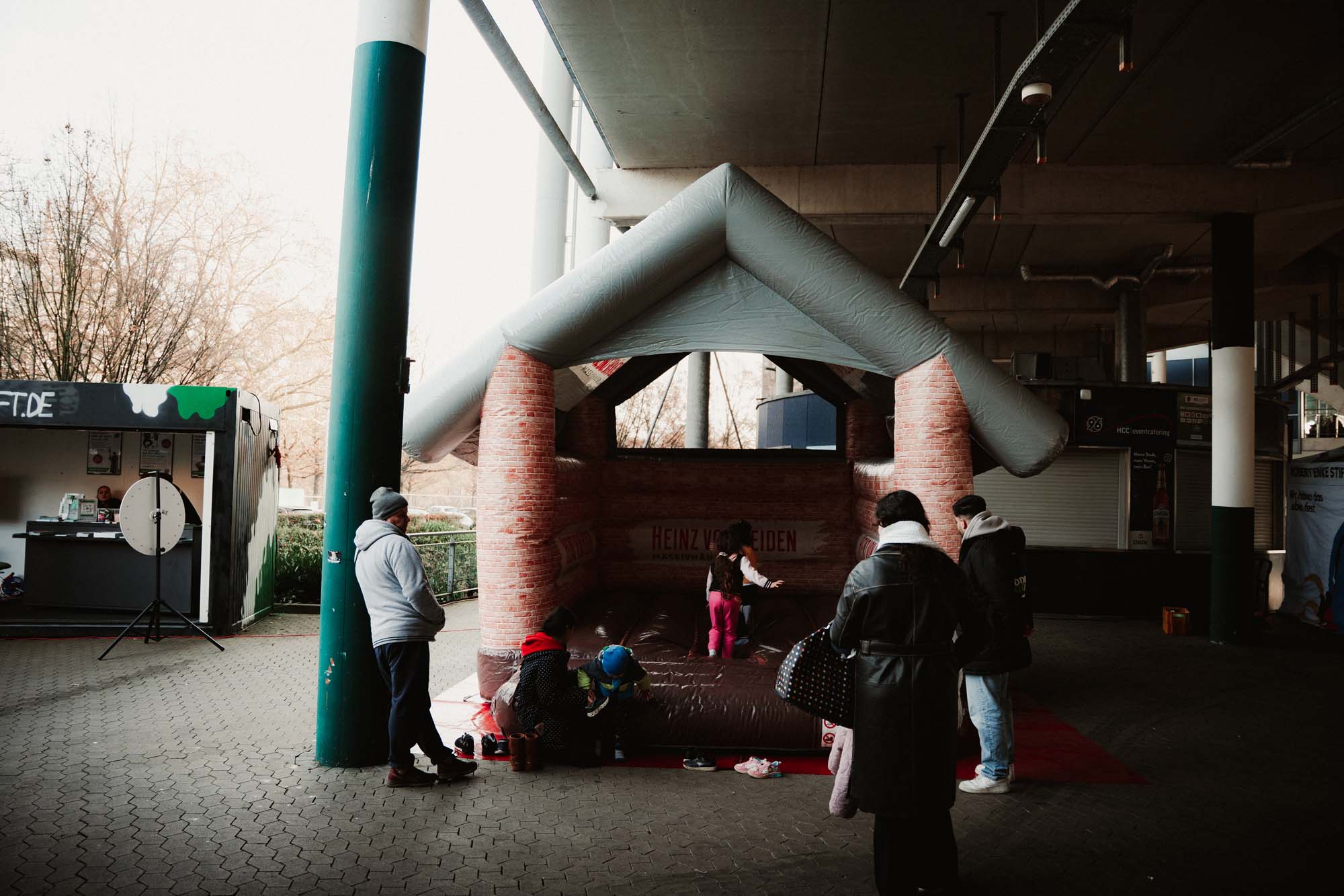 Kinder hüpfen auf einer Hüpfburg.