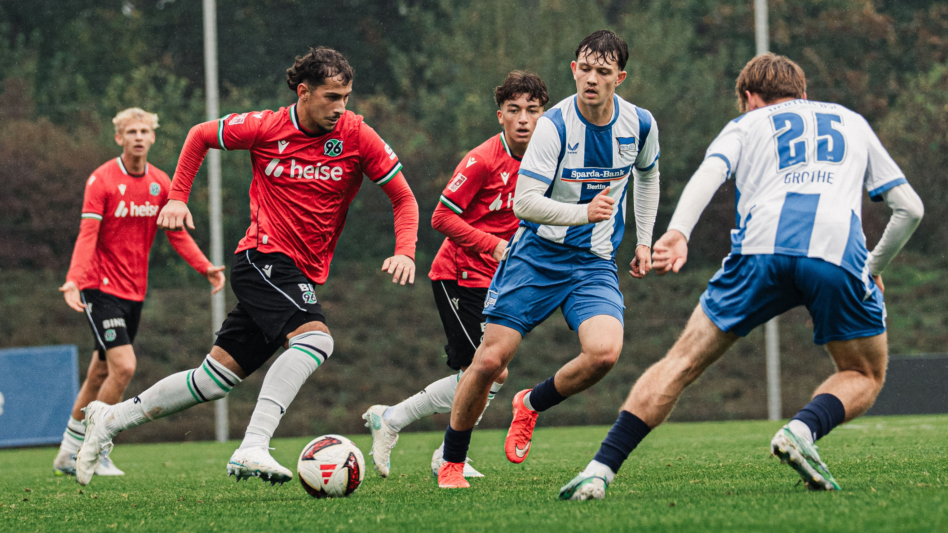 Spieler von Hannover 96 und Hertha BSC.