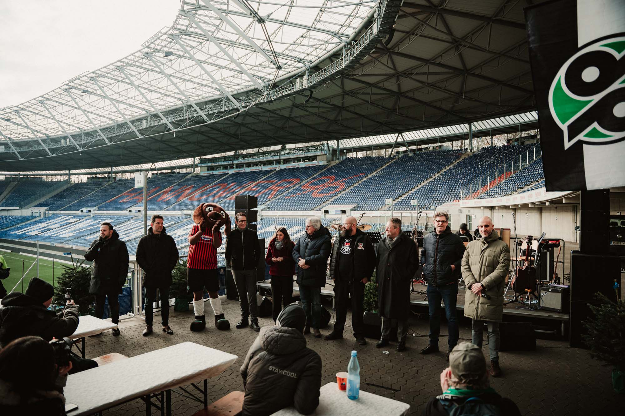 Die Verantwortlichen bei der Begrüßung der Gäste.