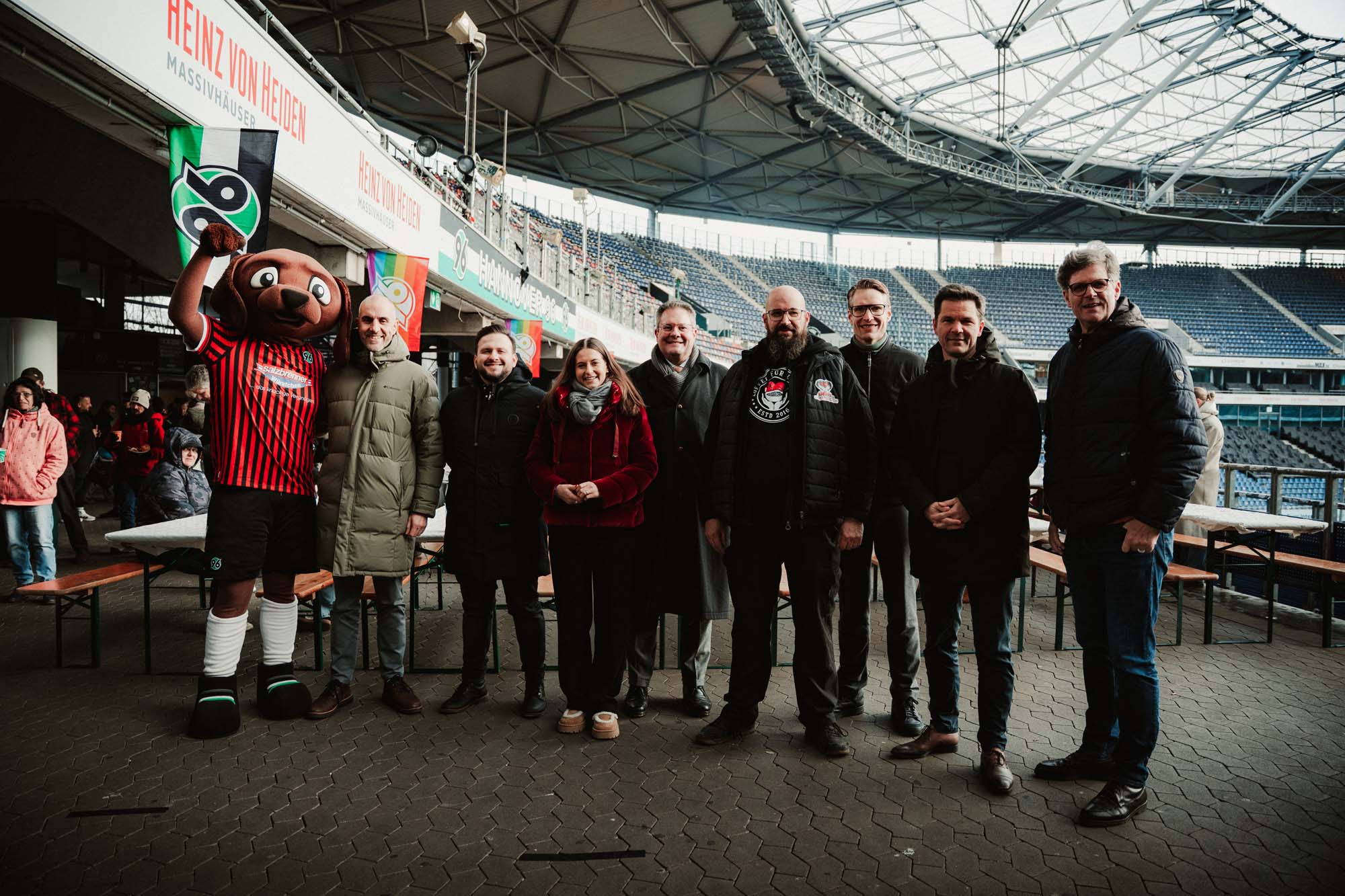 KIDS-Maskottchen EDDI posiert mit den Verantworlichen.