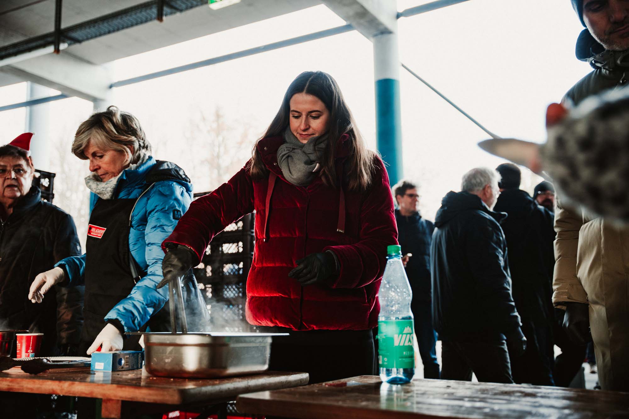 Johanne Heise gibt Essen aus.