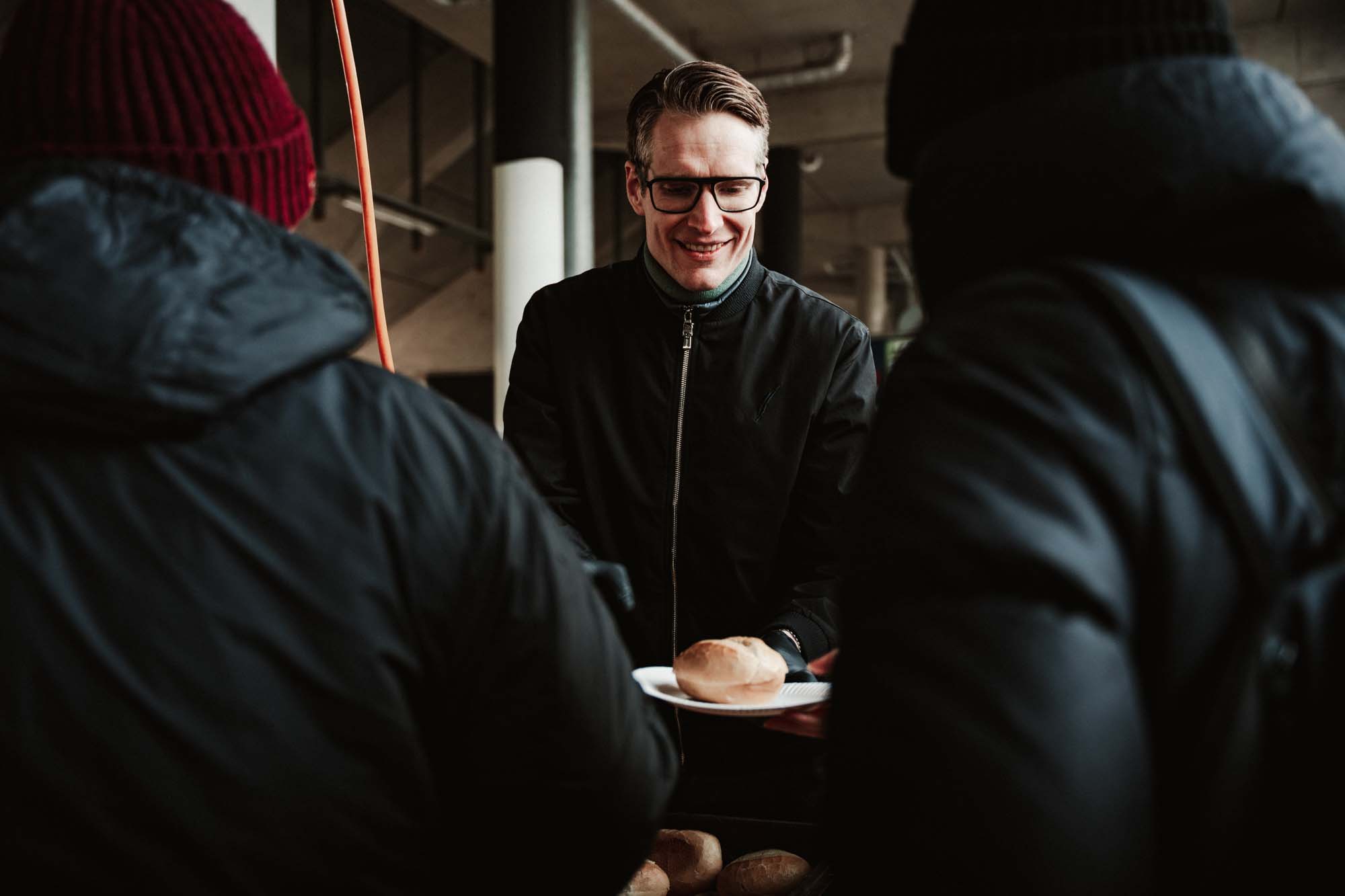 Henning Bindzus gibt Essen aus.