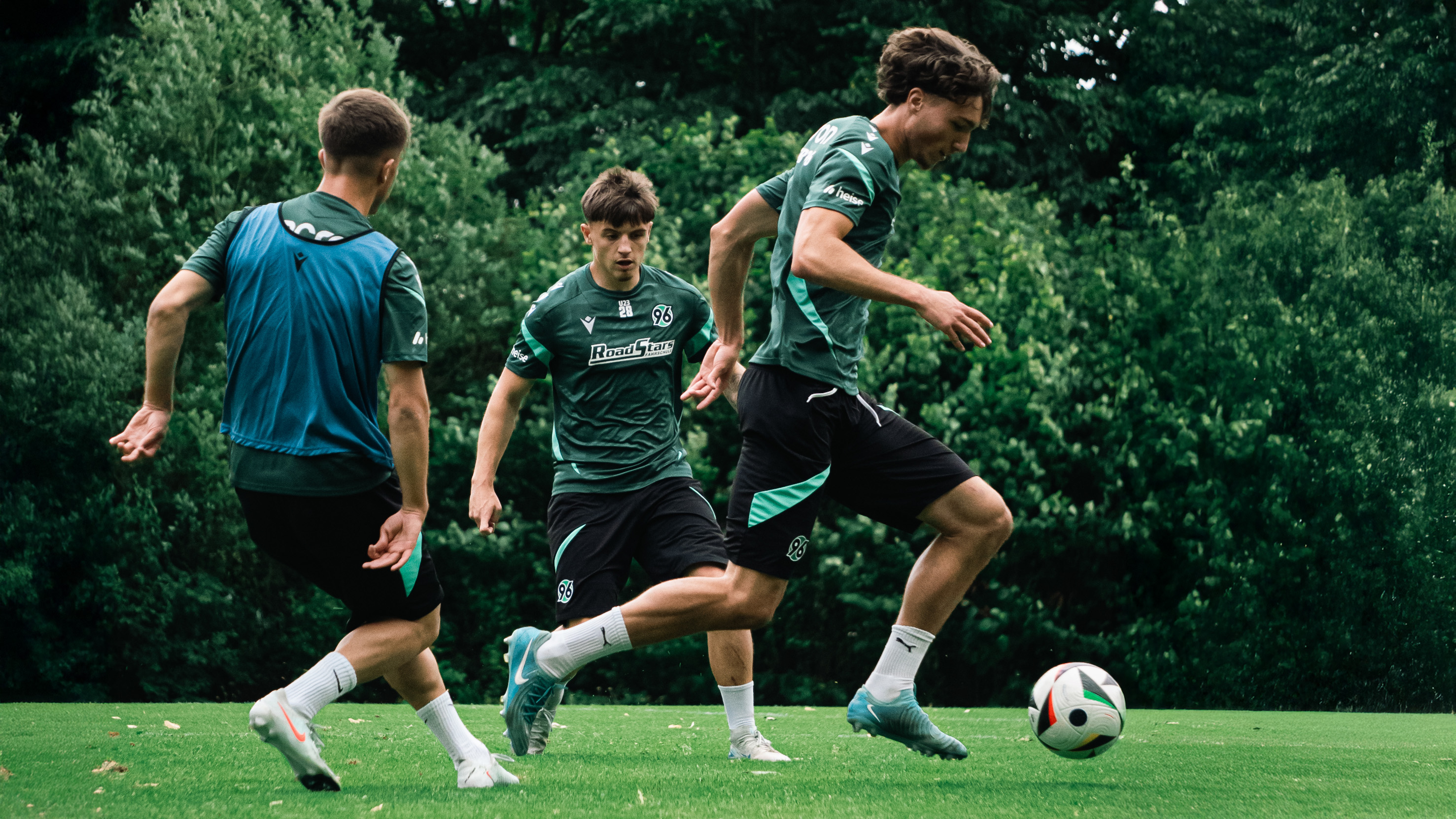 Florent Aliqki, Mark Gevorgyan und Ilias Ebnoutalib im Training der U23 von Hannover 96.