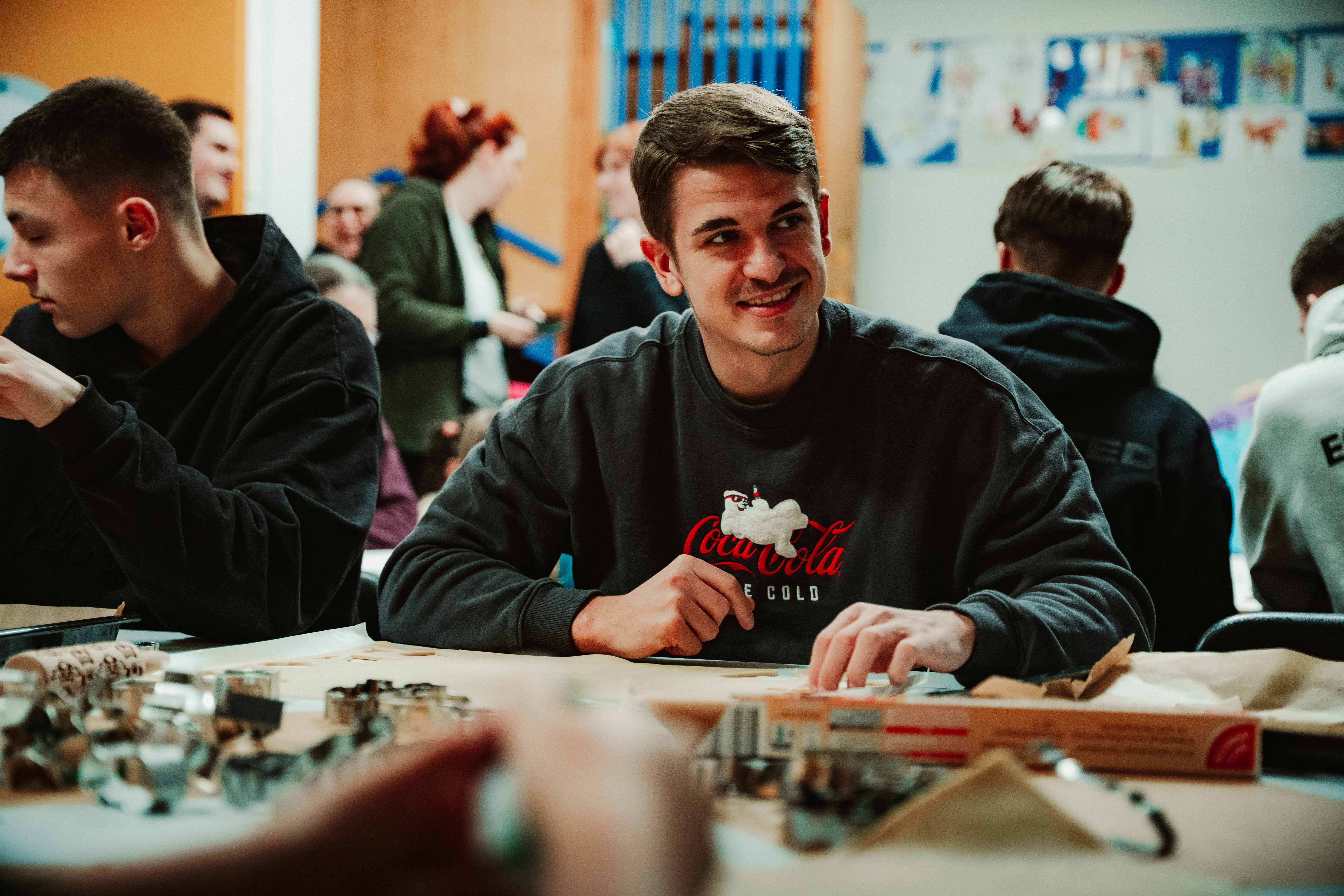 Die Profis backen Kekse mit den Kindern.