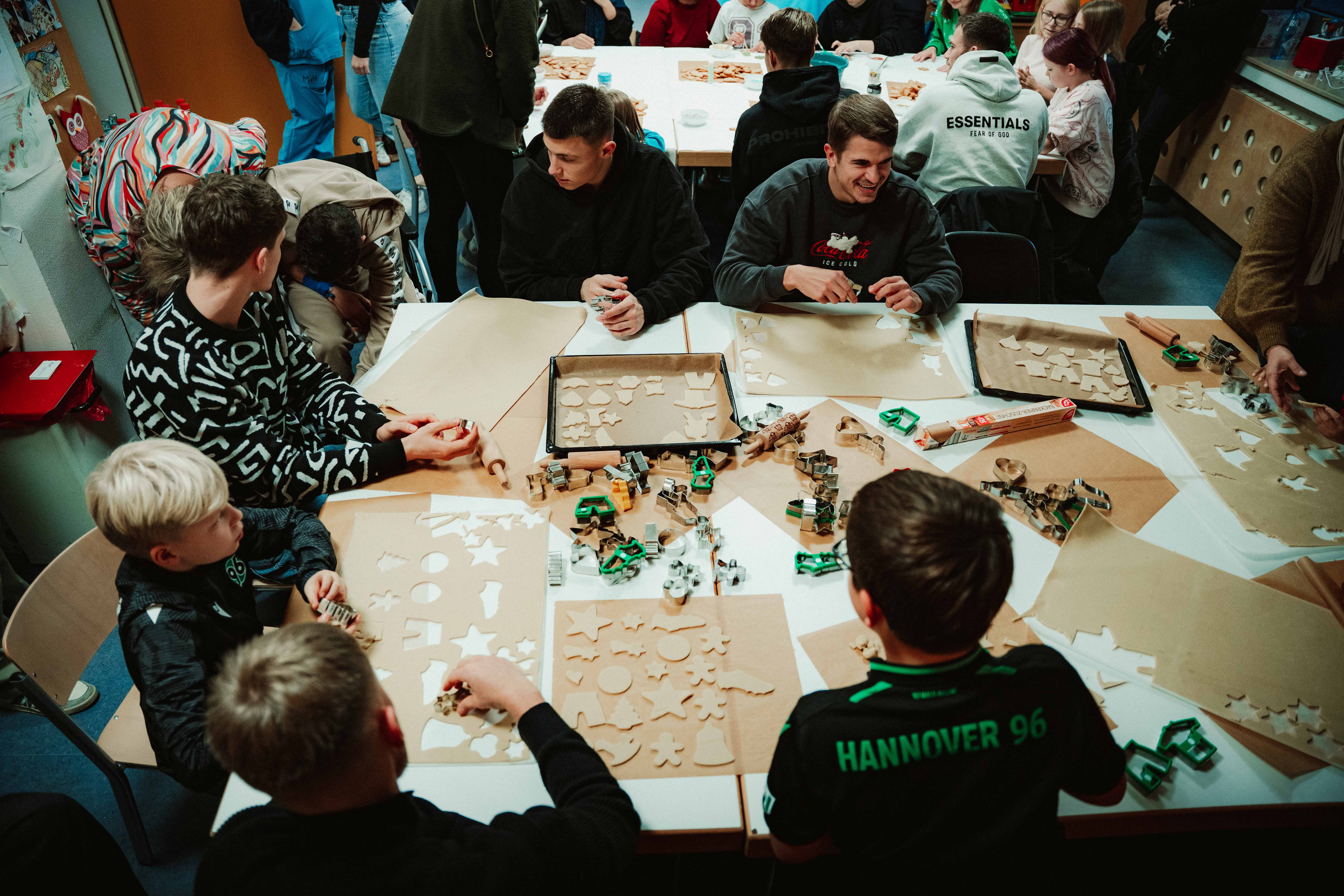 Die Profis backen Kekse mit den Kindern.