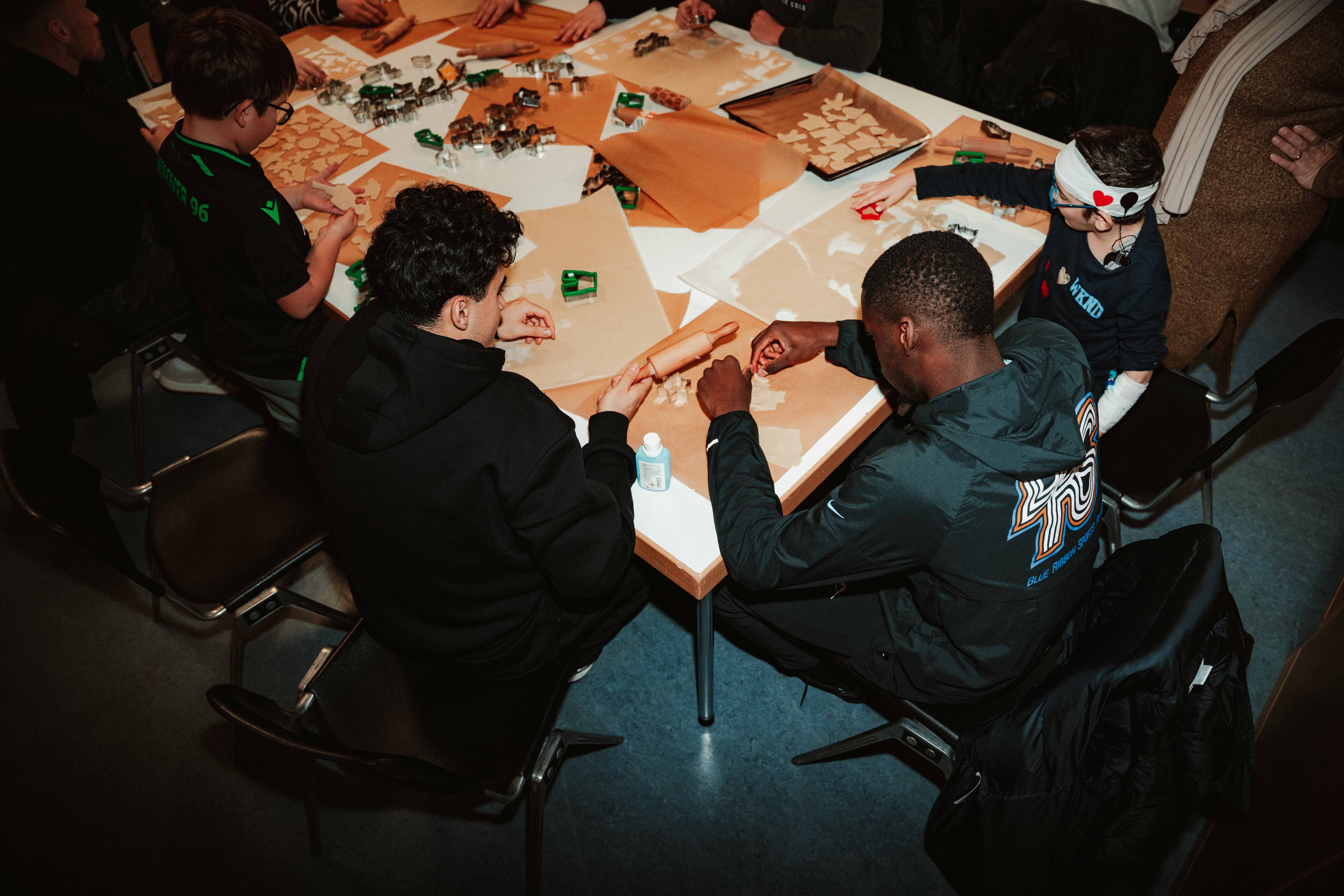 Die Profis backen Kekse mit den Kindern.