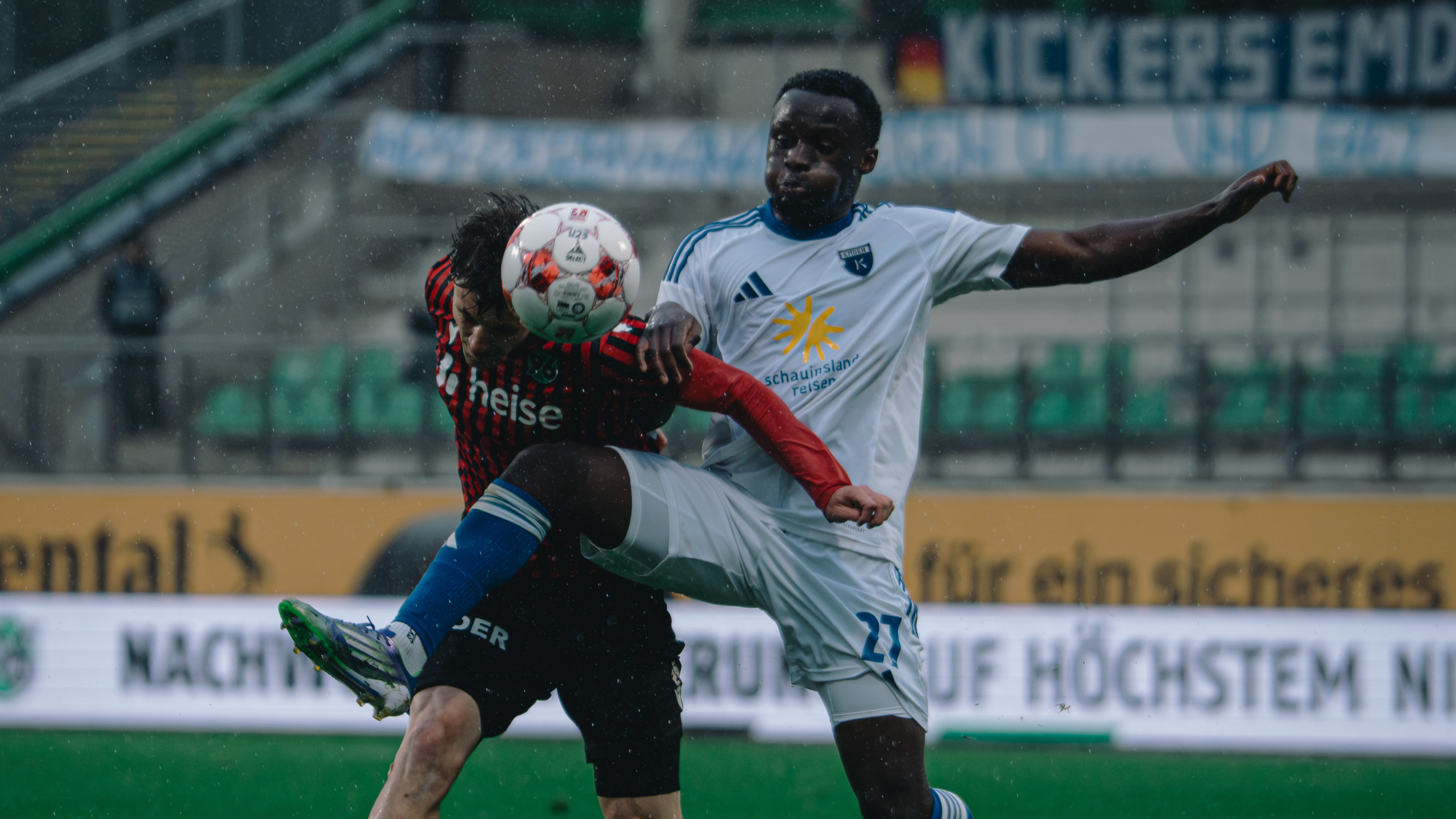 Zweikampf zwischen der U23 von Hannover 96 und Kickers Emden.