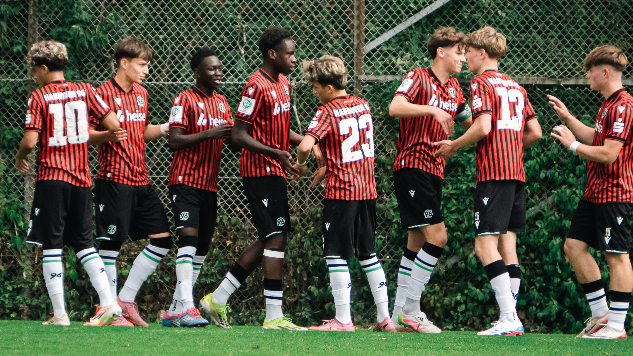 Die U17 von Hannover 96 gewinnt gegen Arminia Bielefeld.