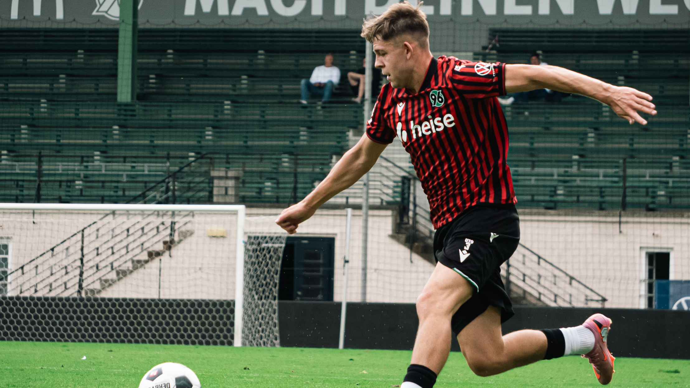 Maximilian Lange im Trikot der U19 von Hannover 96.
