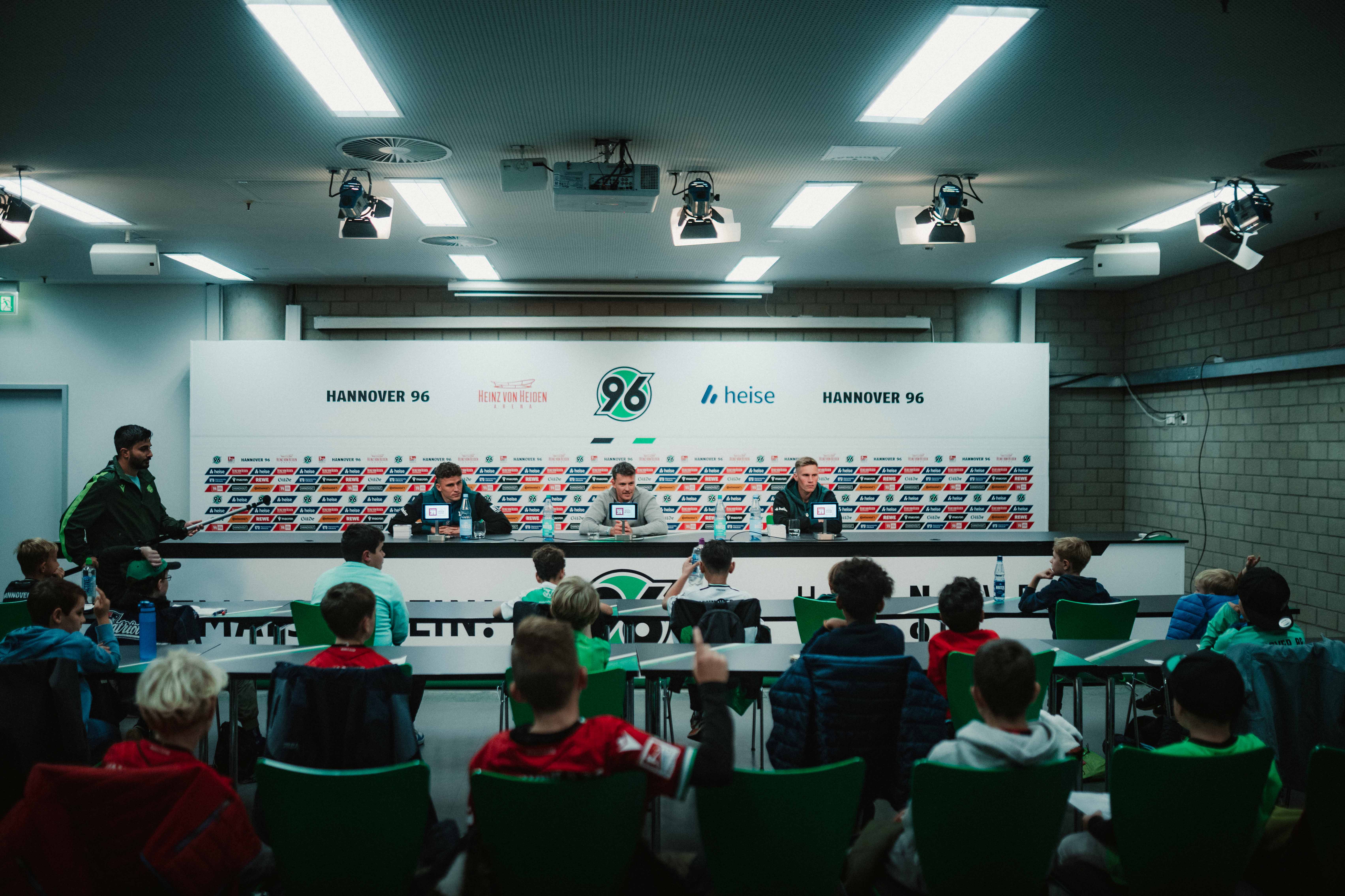 Die gefüllte Pressekonferenzraum.
