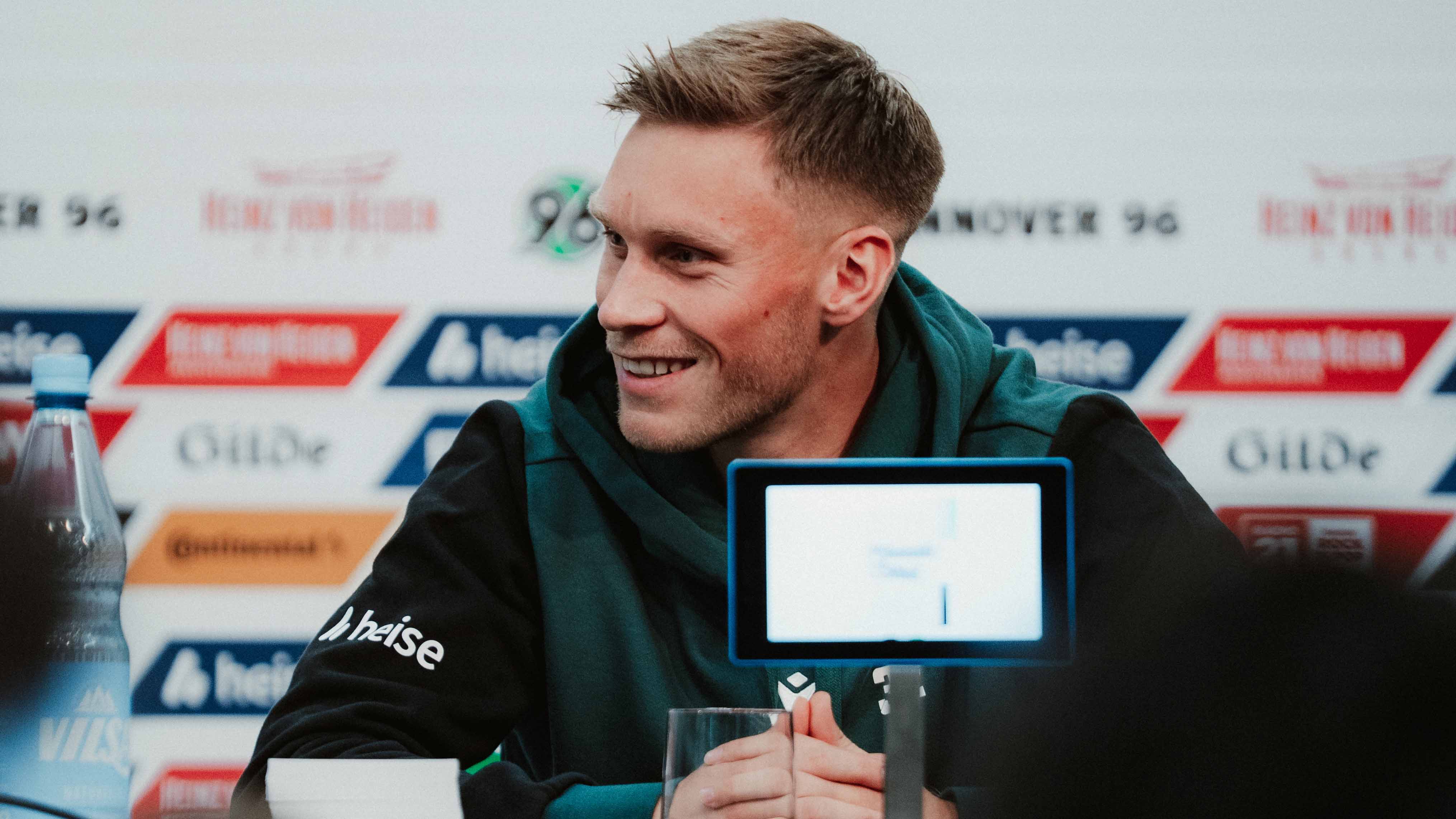 Jonas Sterner am PK-Mikro.