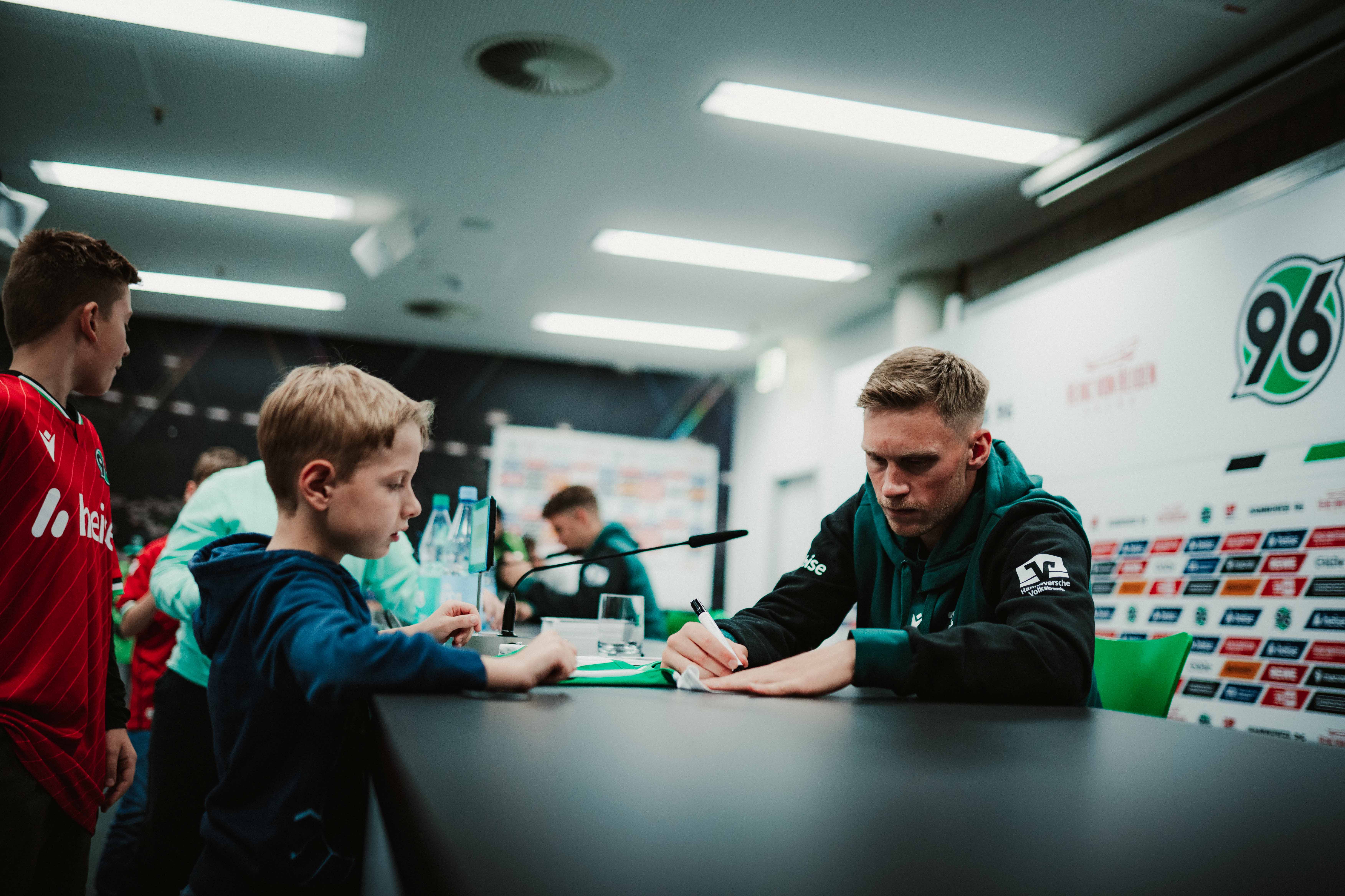 Jonas Sterner unterschreibt Trikots.