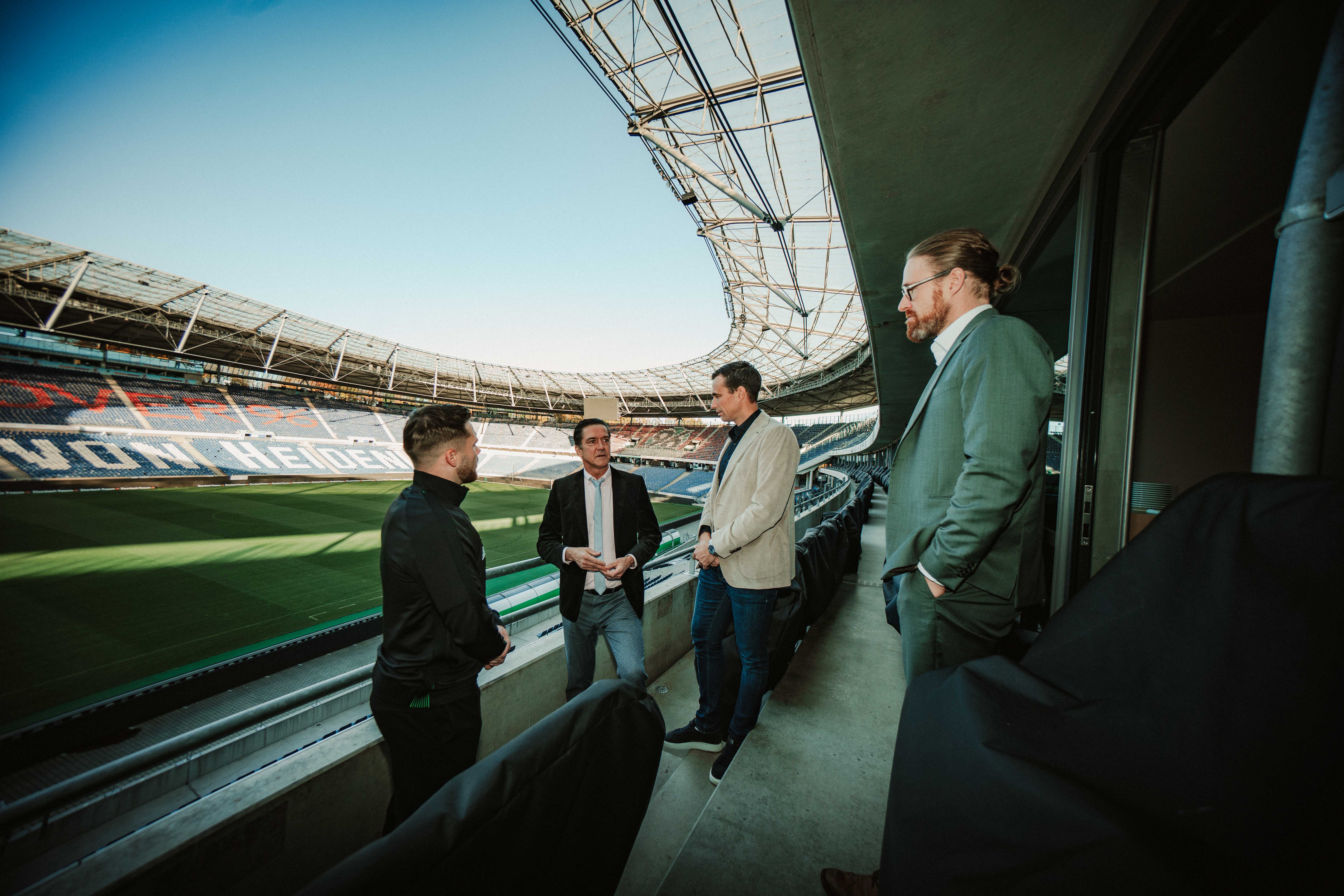 Källman, Sauer, Mann und Hirvonen unterhalten sich zusammen im Stadion.