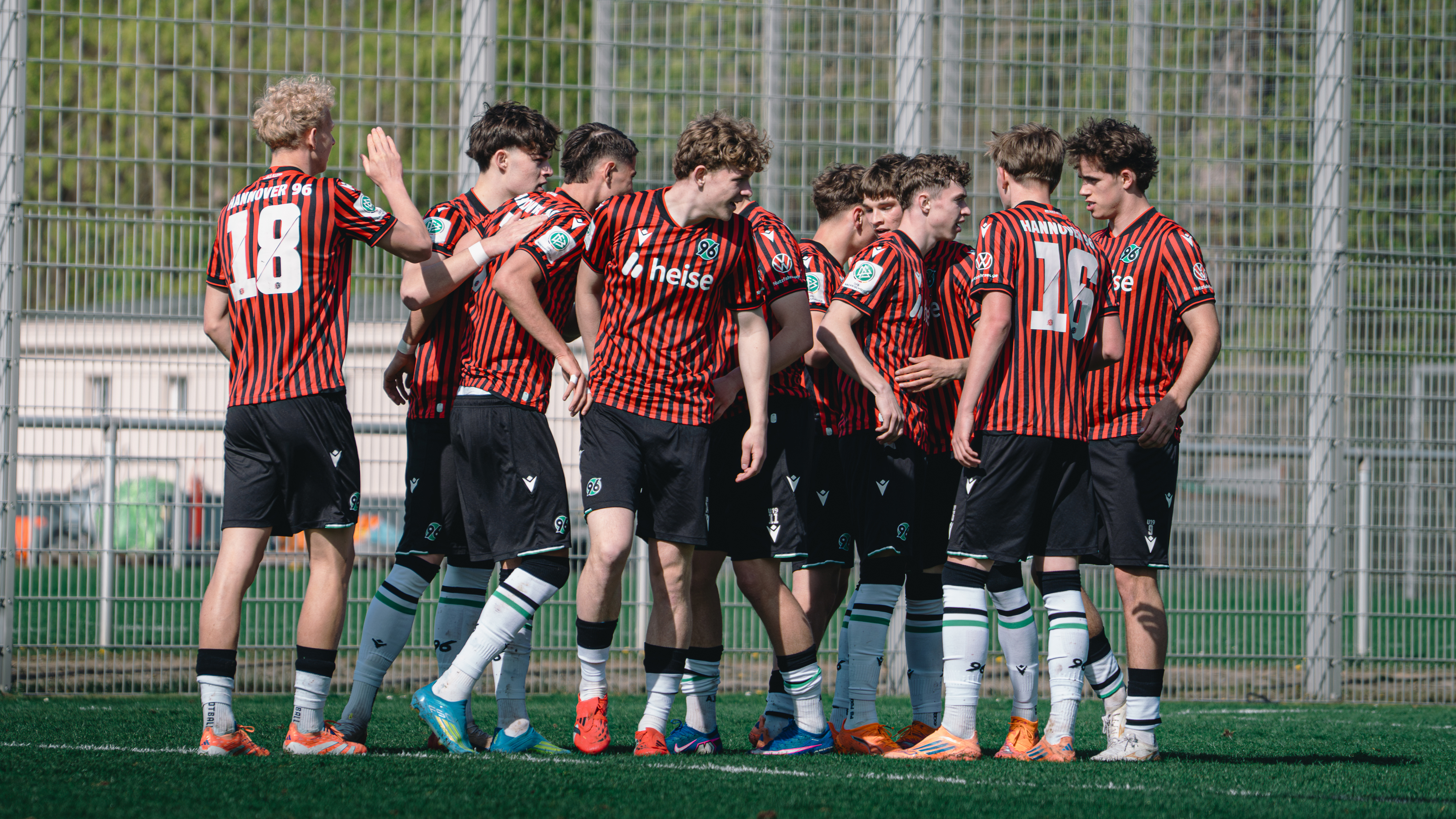 Spieler im Trikot der U19 von Hannover 96.