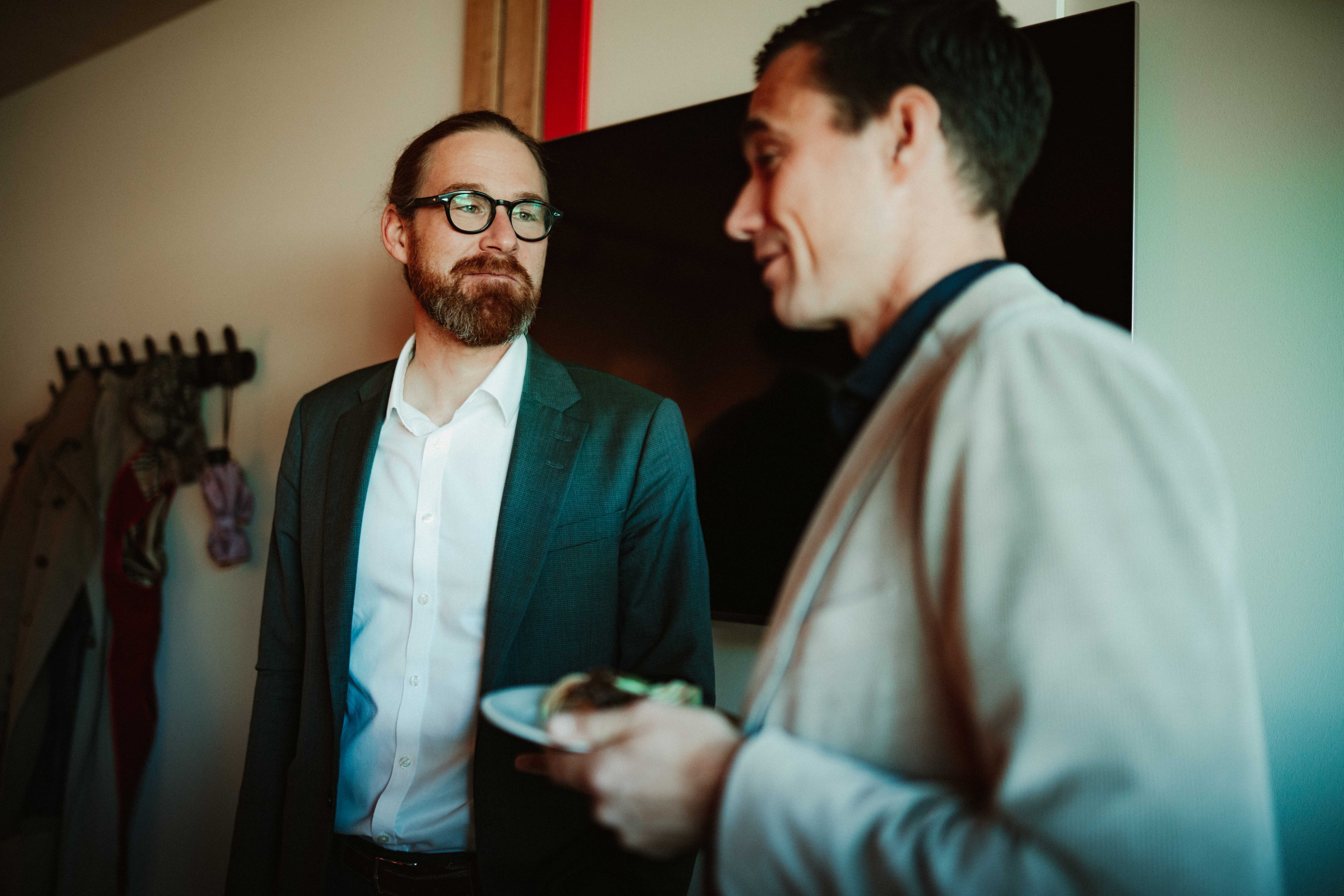 Hirvonen und Mann sprechen miteinander im Stehen.