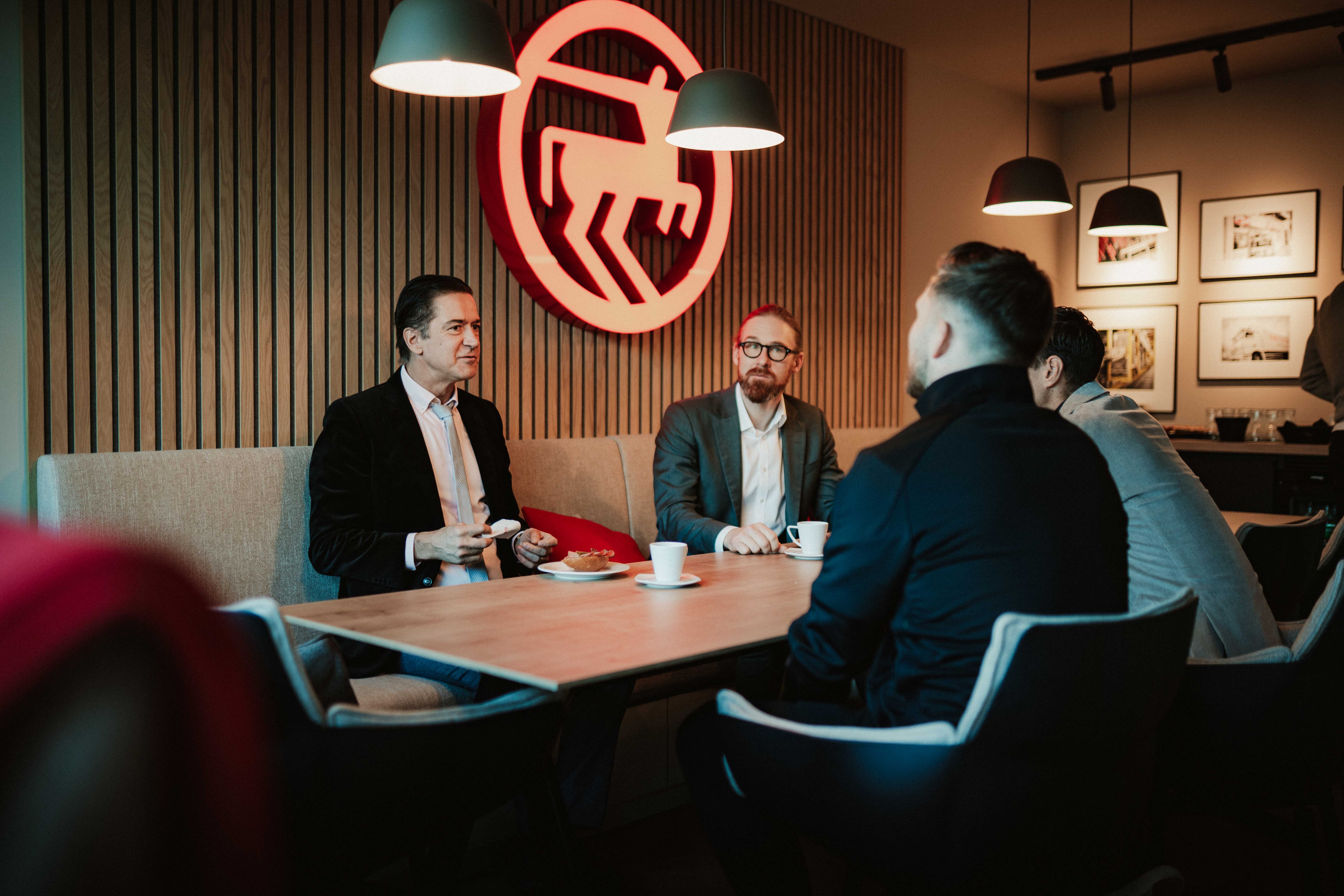 Källman, Sauer, Mann und Hirvonen sitzen in der Loge und unterhalten sich.