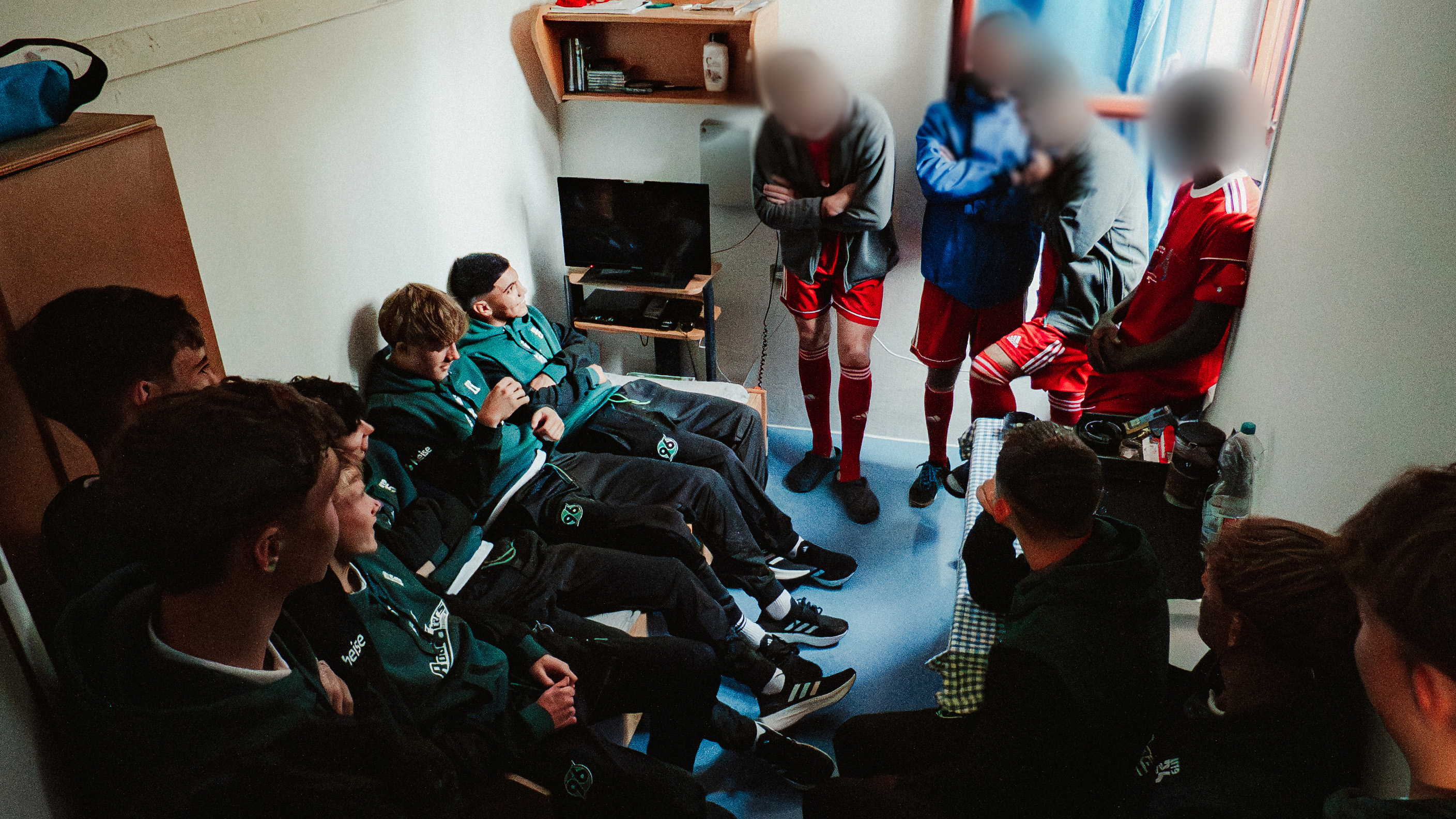 Spieler der U19 von Hannover 96 in der Zelle eines Gefangenen der Jugendanstalt Hameln.