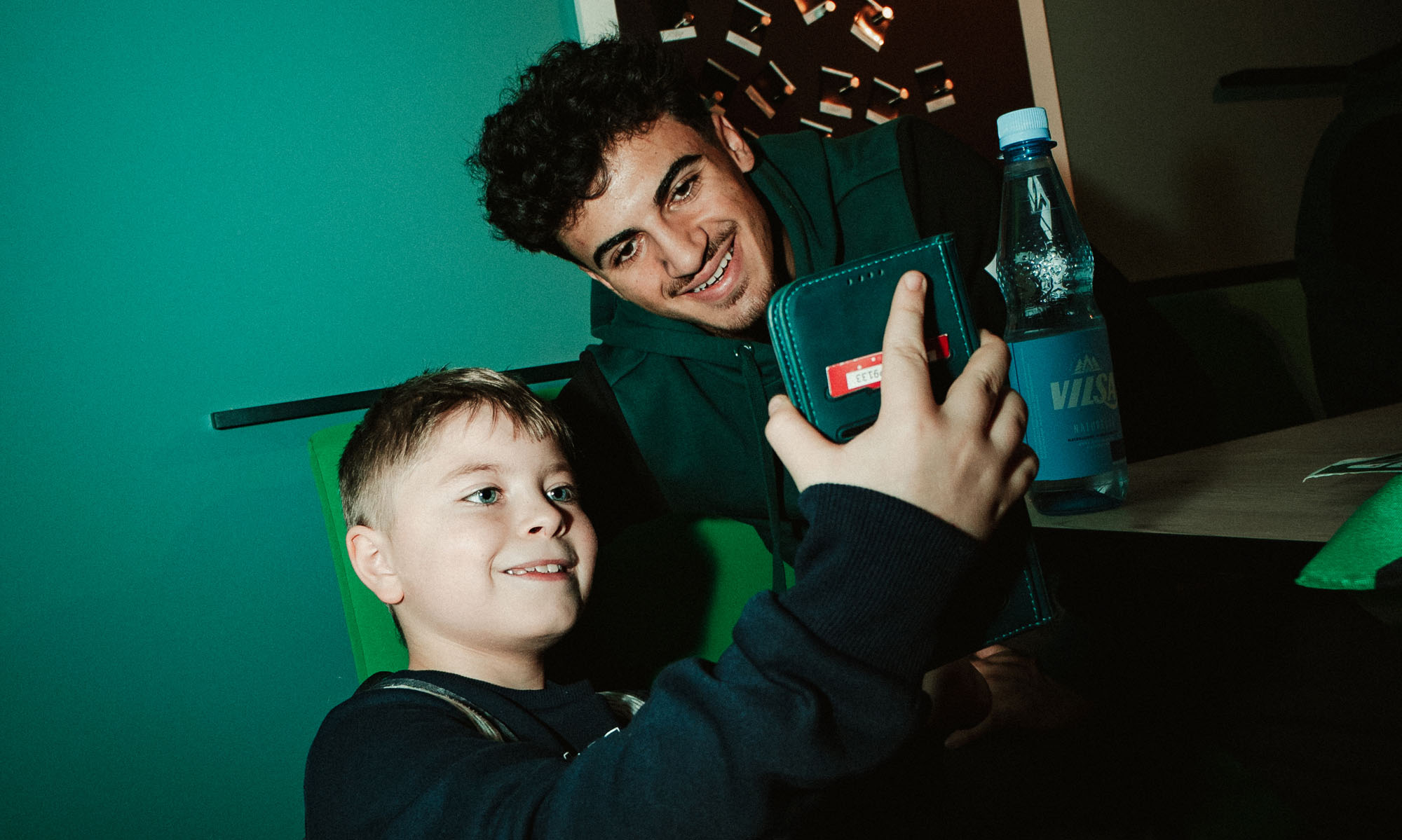 Husseyn Chakroun macht ein Selfie mit einem kleinen Fan.