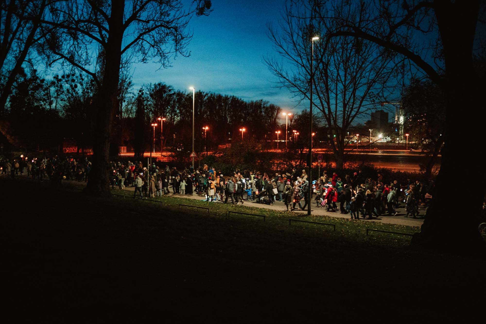Blick auf den Laternenumzug, im Hintergrund der Schützenplatz.