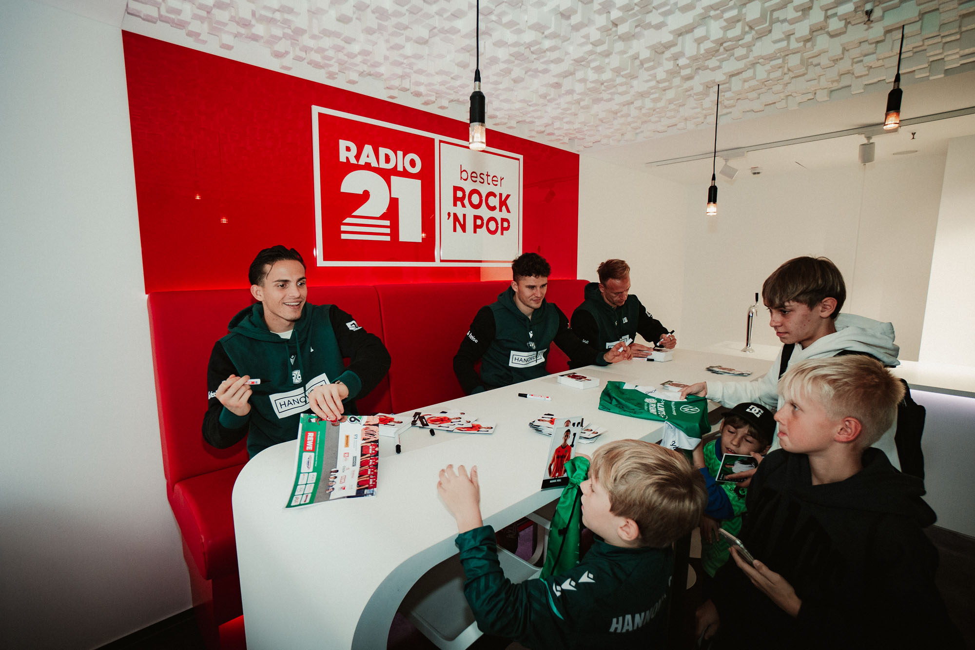 Nahuel Noll, Benedikt Pichler und Havard Nielsen schreiben Autogramme.
