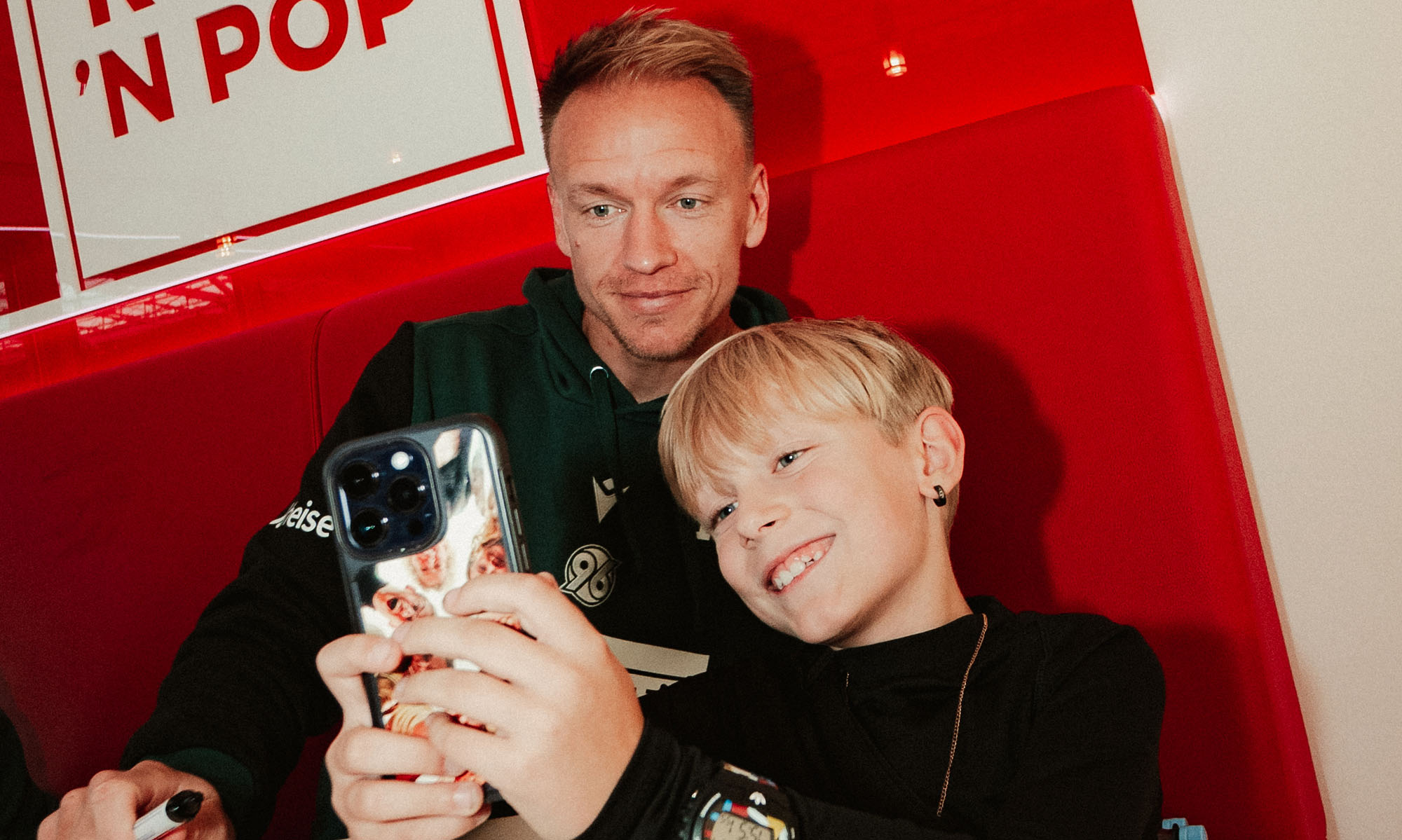 Havard Nielsen macht ein Selfie mit einem kleinen Fan.