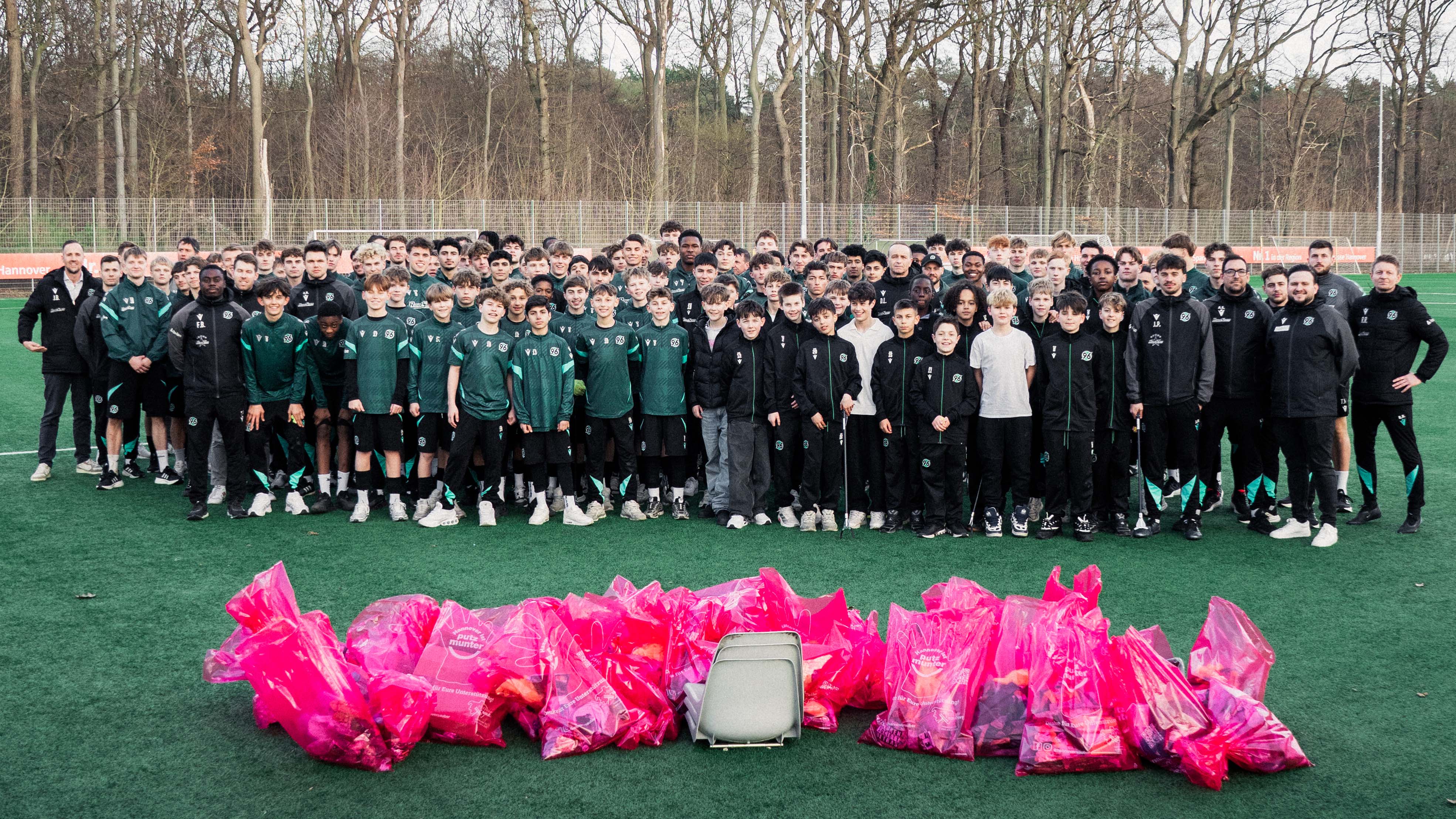 Spieler der 96-Akademie beim CleanUp-Day.