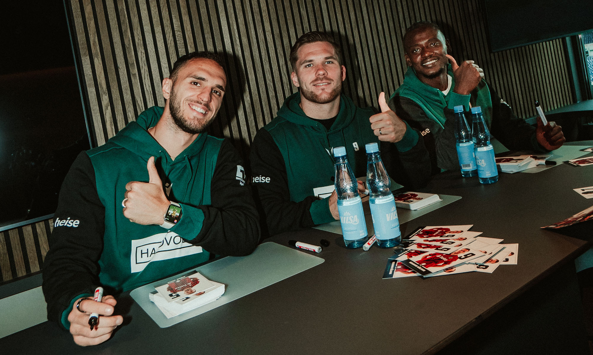 Virgil Ghita, Benjamin Källman und Mustapha Bundu zeigen "Daumen hoch" in die Kamera. 