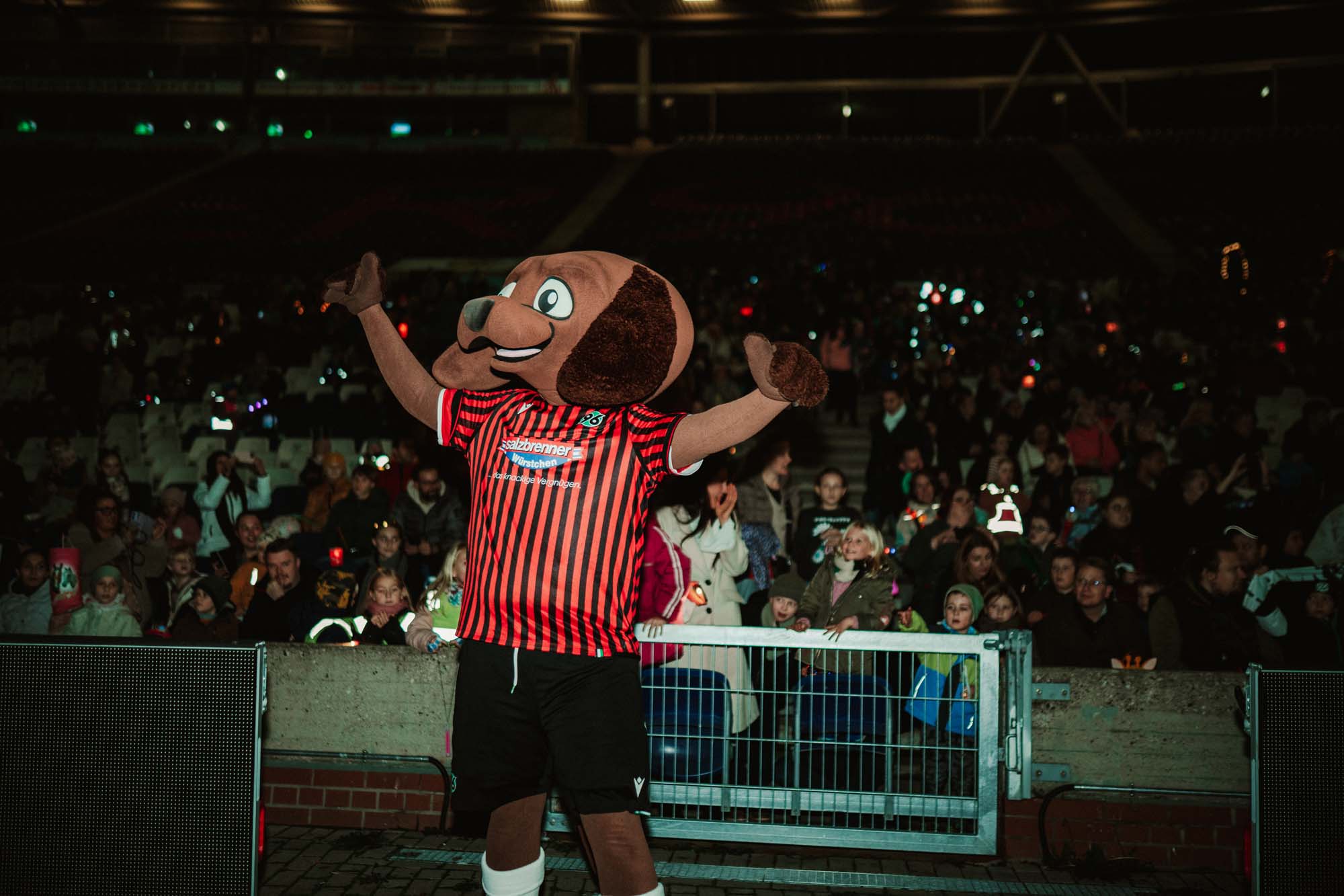 EDDI jubelt vor dem Publikum.