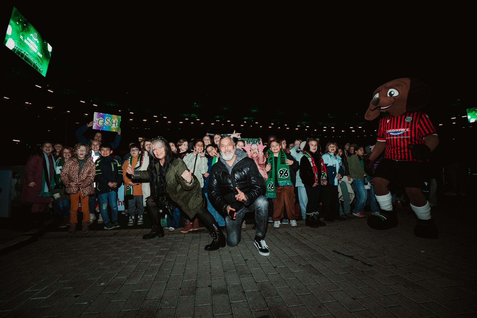 Anca und Ossy posieren mit dem Kinderchor und EDDI.