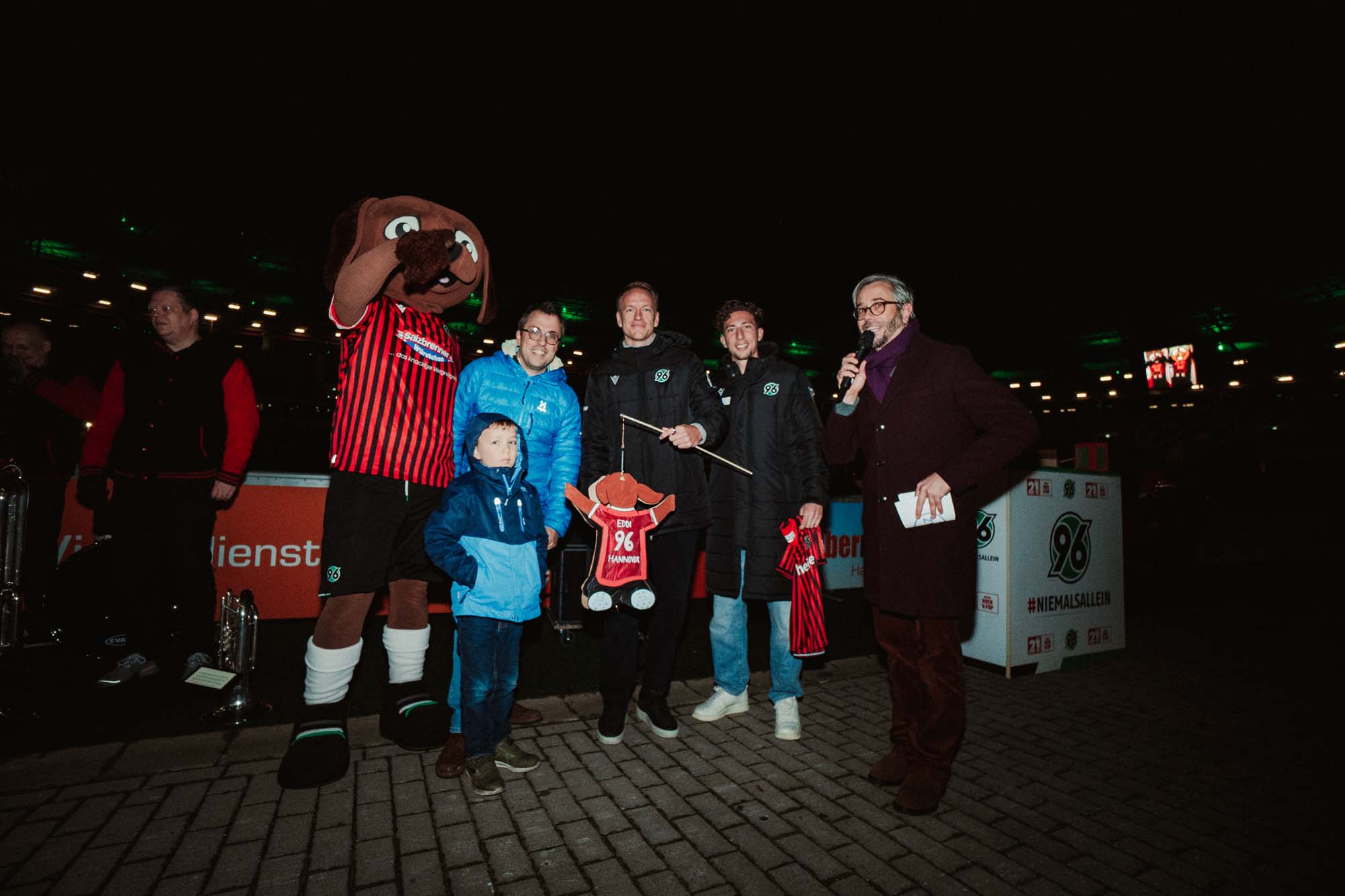 Havard Nielsen und Jannikc Rochelt mit einem kleinen Gewinner.