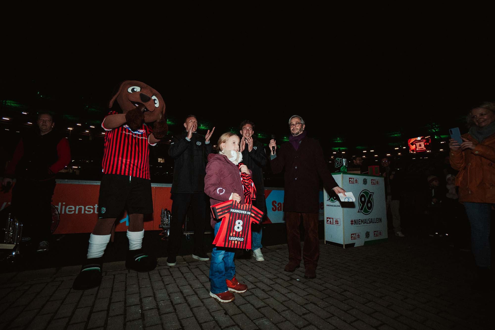 Eine Gewinnerin wird geehrt.