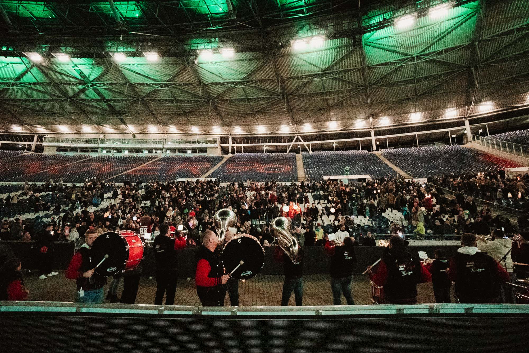 Der Fanfarencops vor dem vollen Westunterrang.