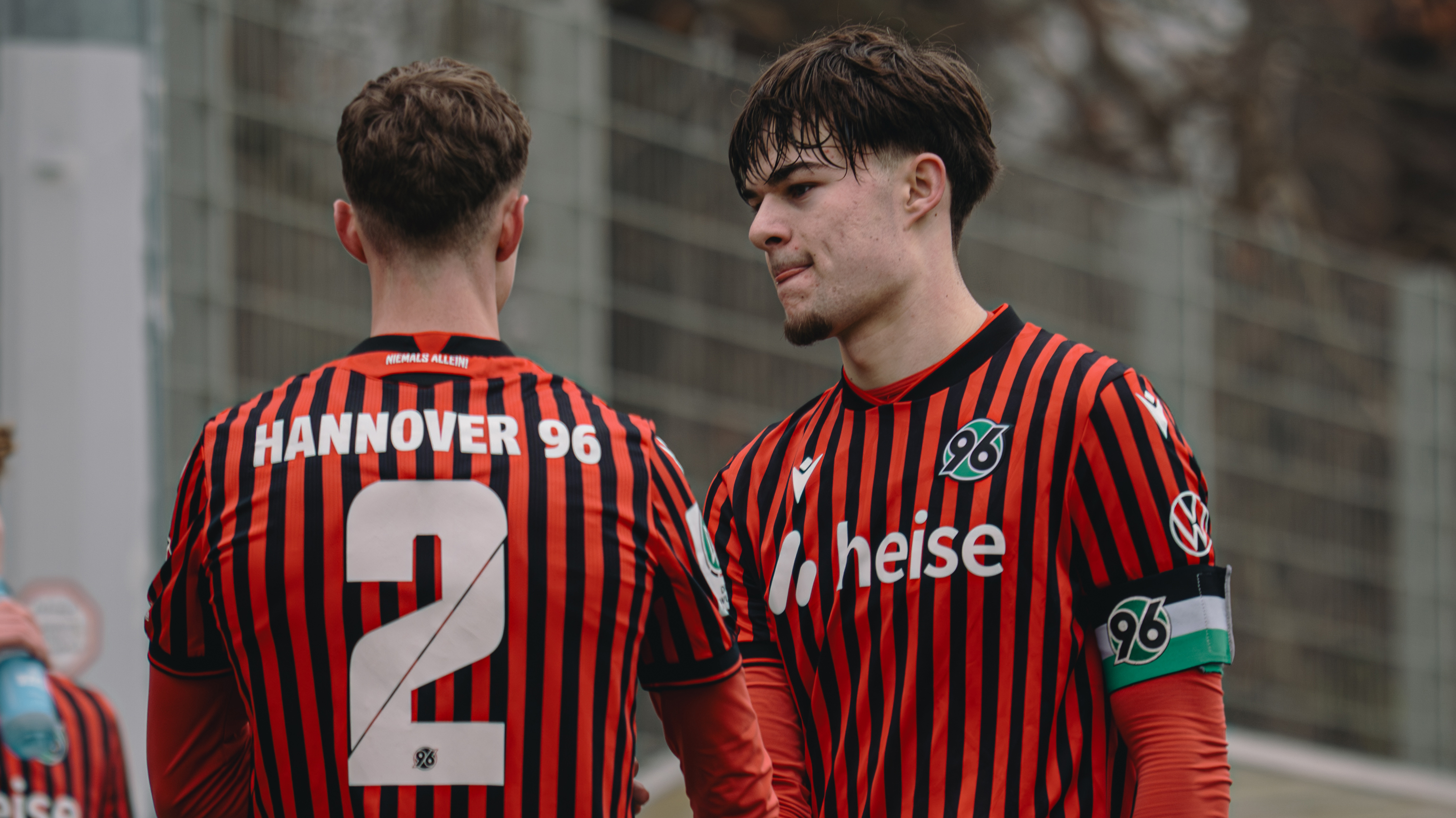 Max Belger und Pepe Lorenz im Trikot der U19 von Hannover 96.