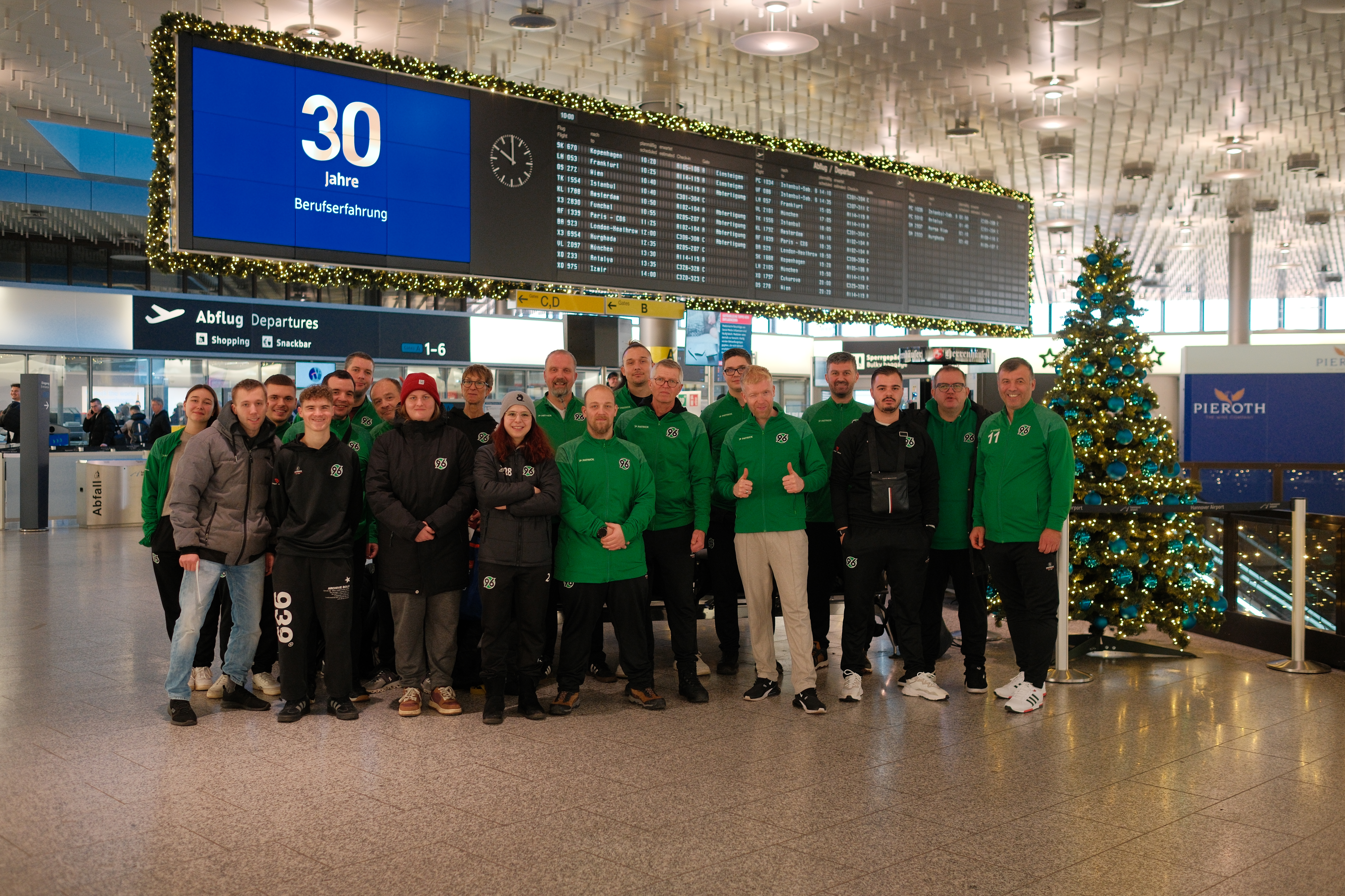 Mannschaftsfoto am Hannover Flughafen.