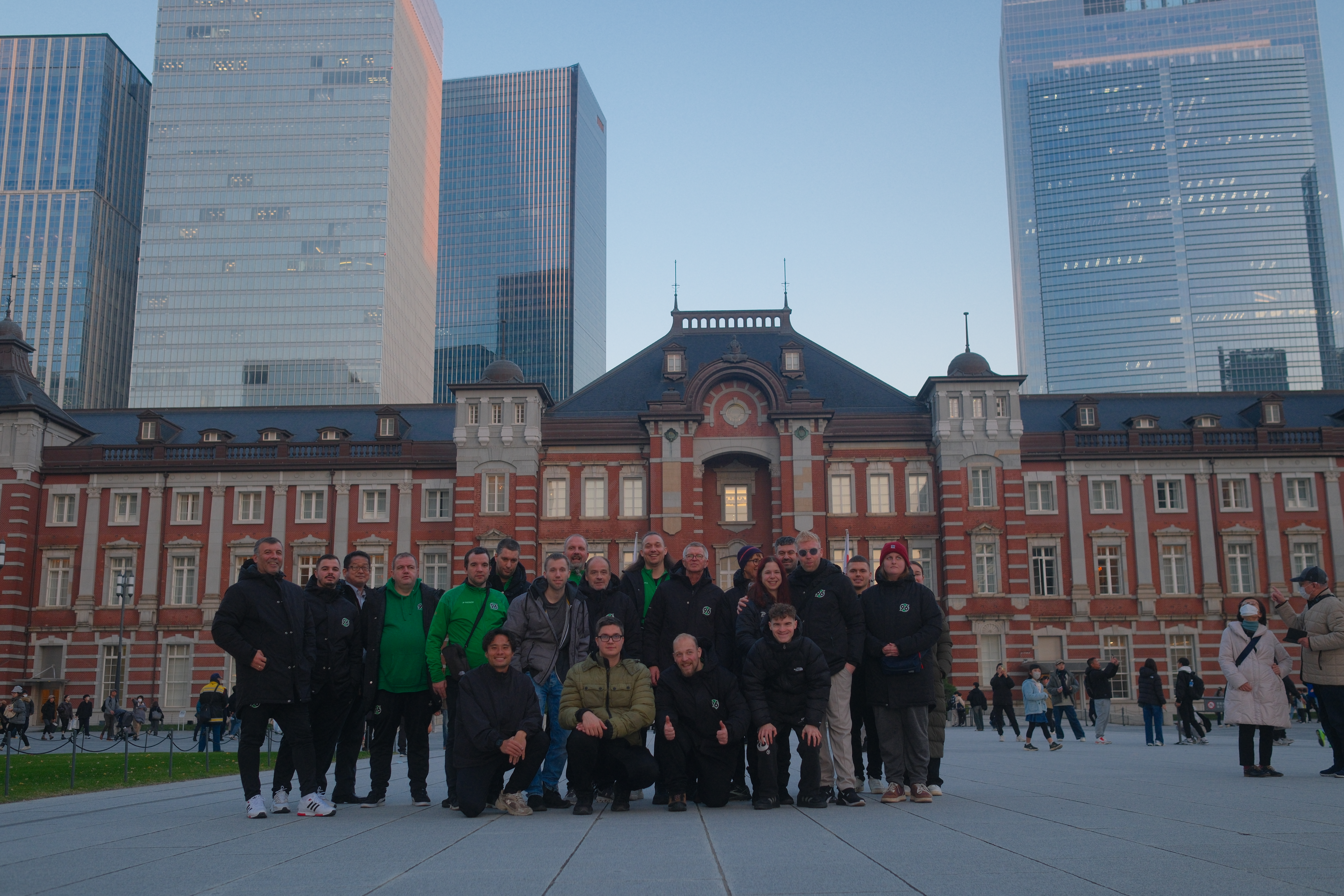 Mannschaftfoto vor einer Sehenswürdigkeit.