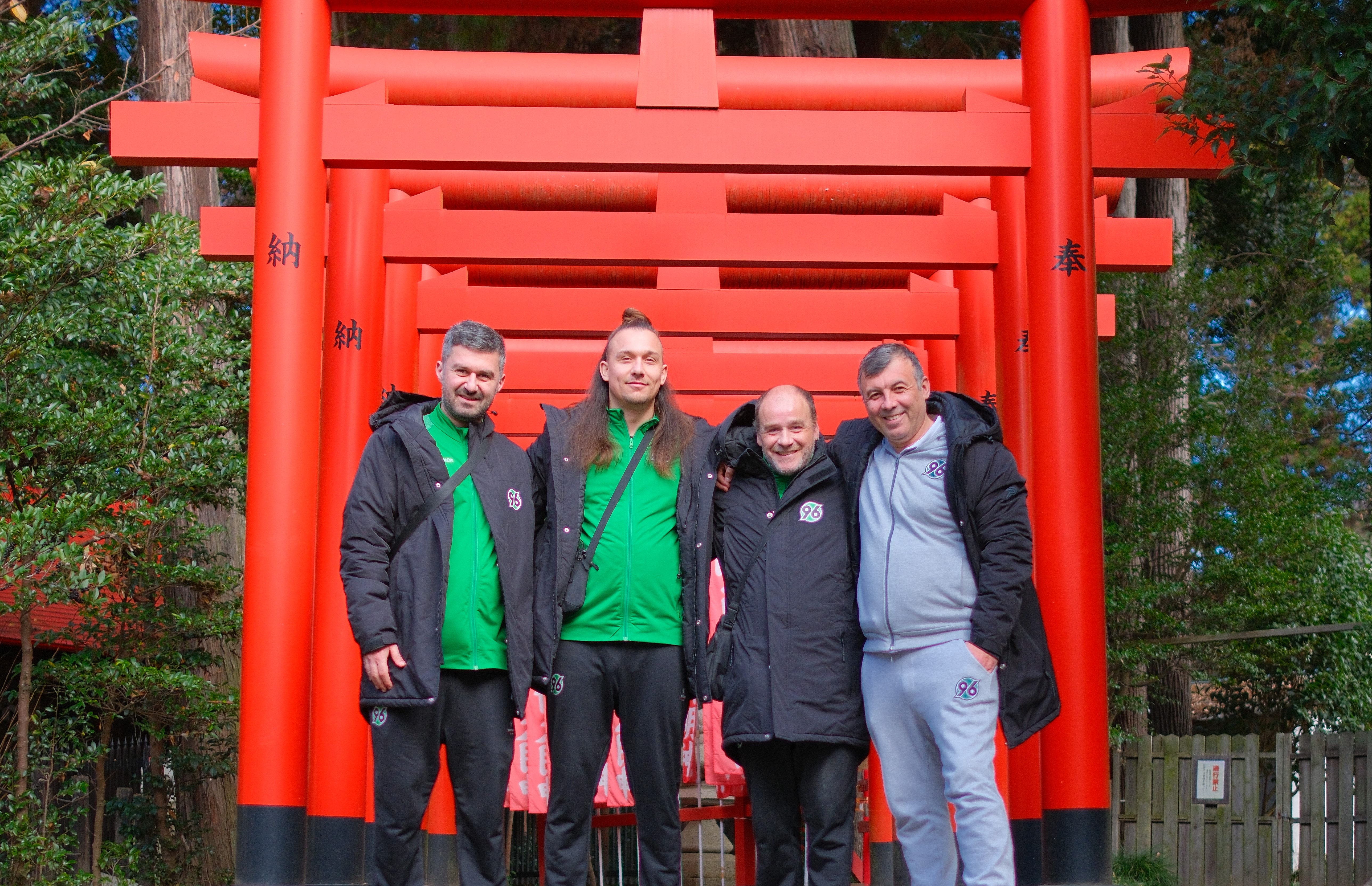 Vier Teammitglieder vor einer Sehenswürdigkeit.