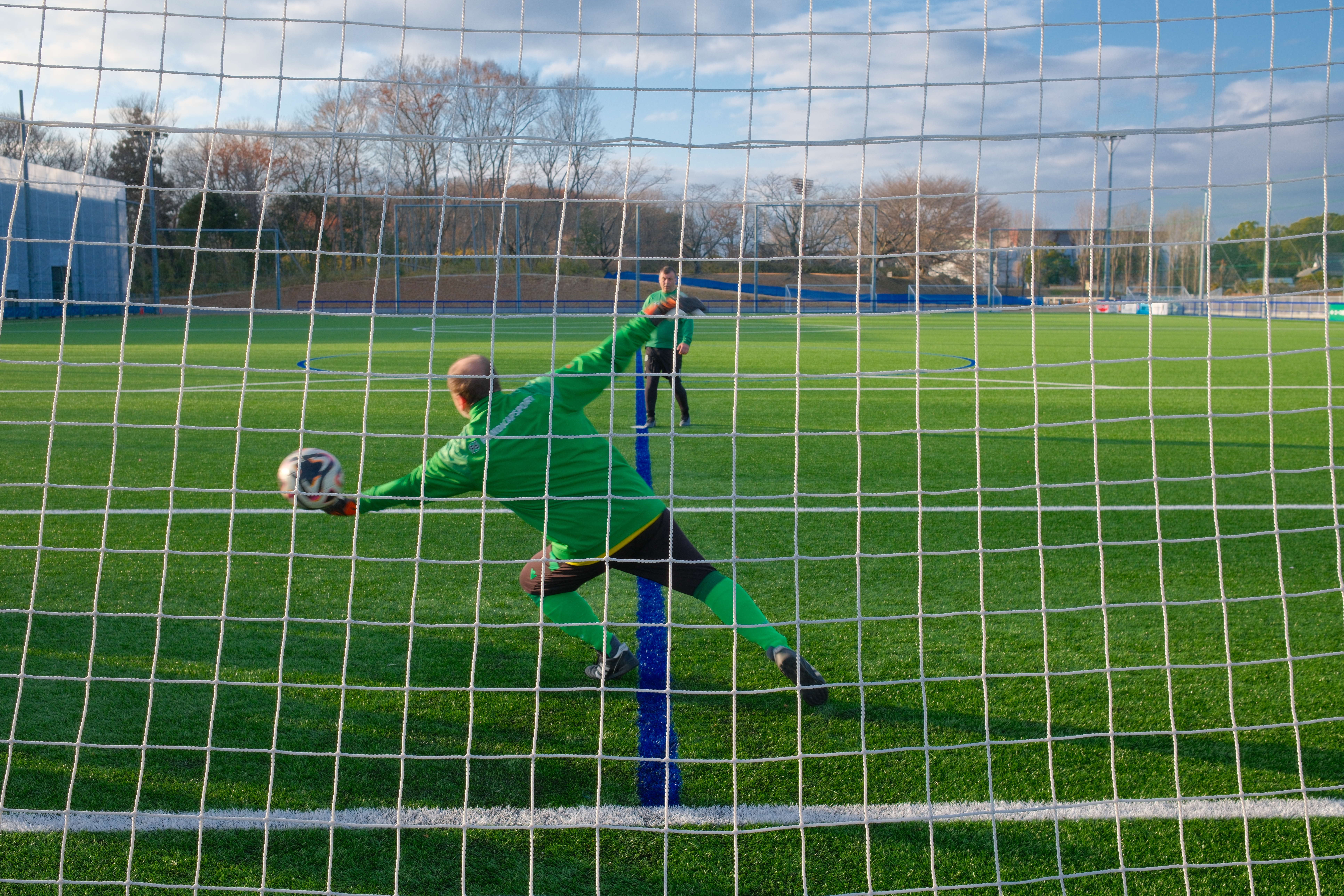 Der Torwart pariert einen Ball.