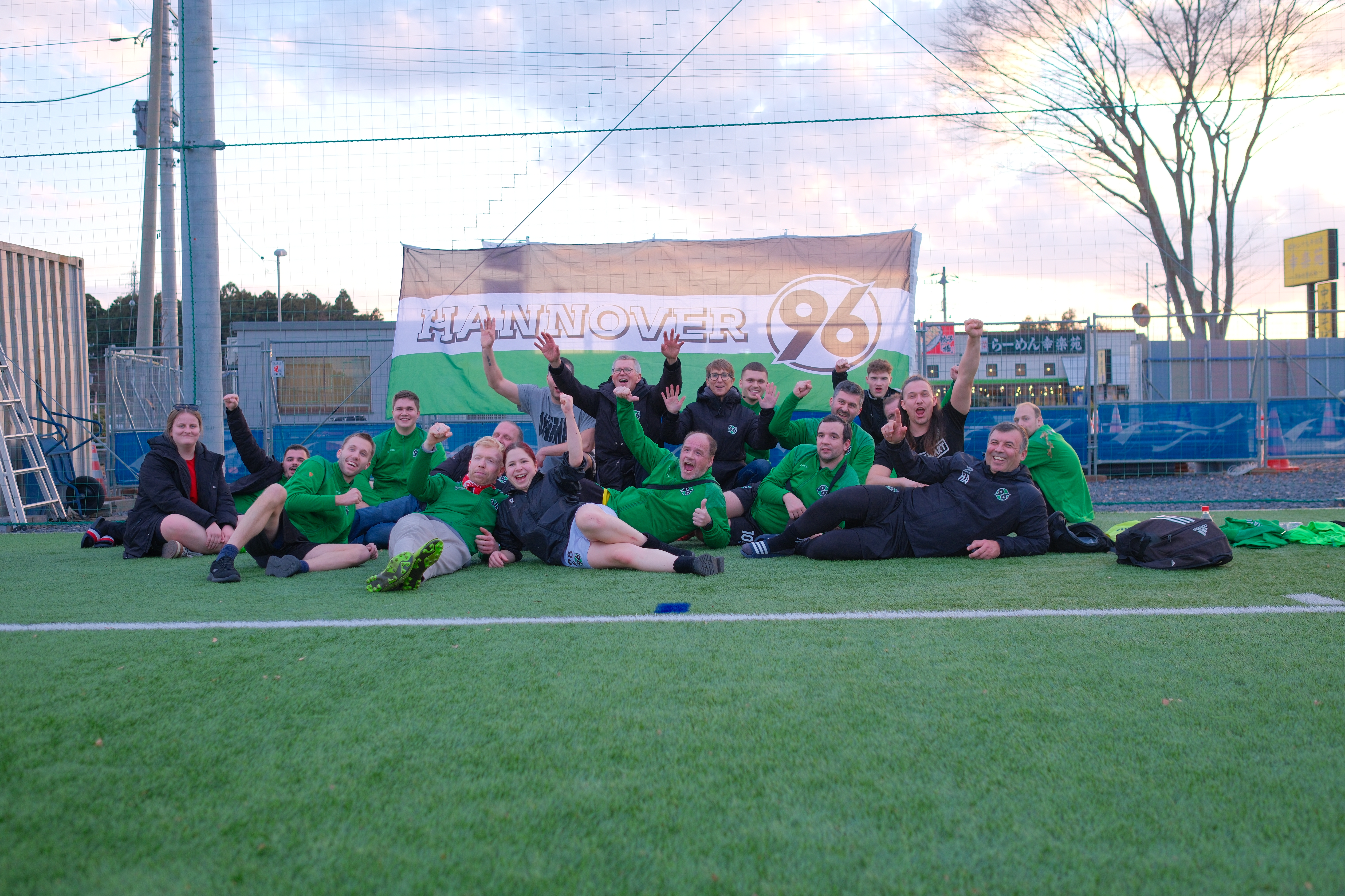 Mannschaftfoto vor der 96-Flagge.