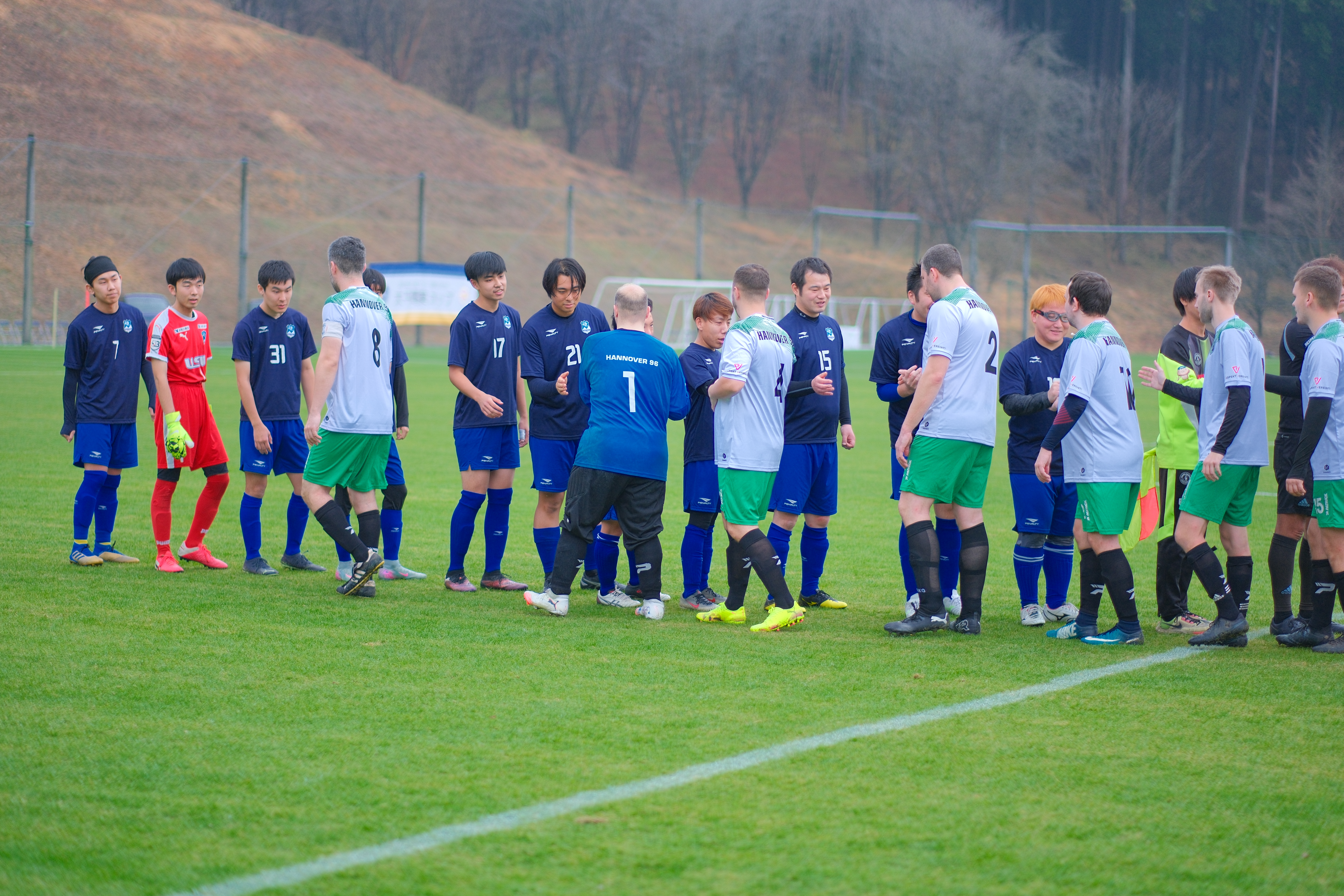 Die Spieler klatschen vor dem Spiel mit den Gegnern ab.