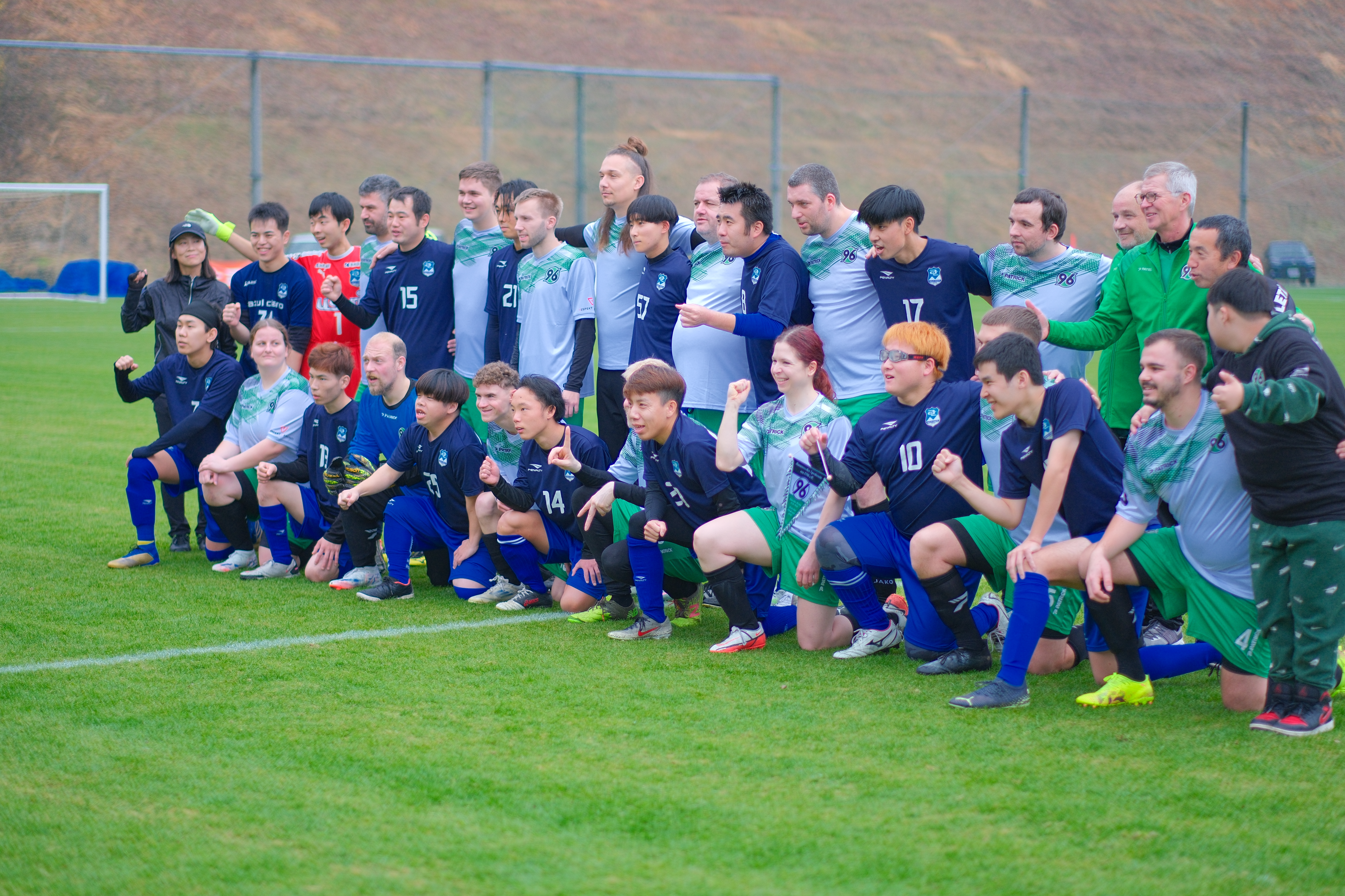 Gemeinsames Mannschaftsfoto mit dem FC Mito Hollyhock.