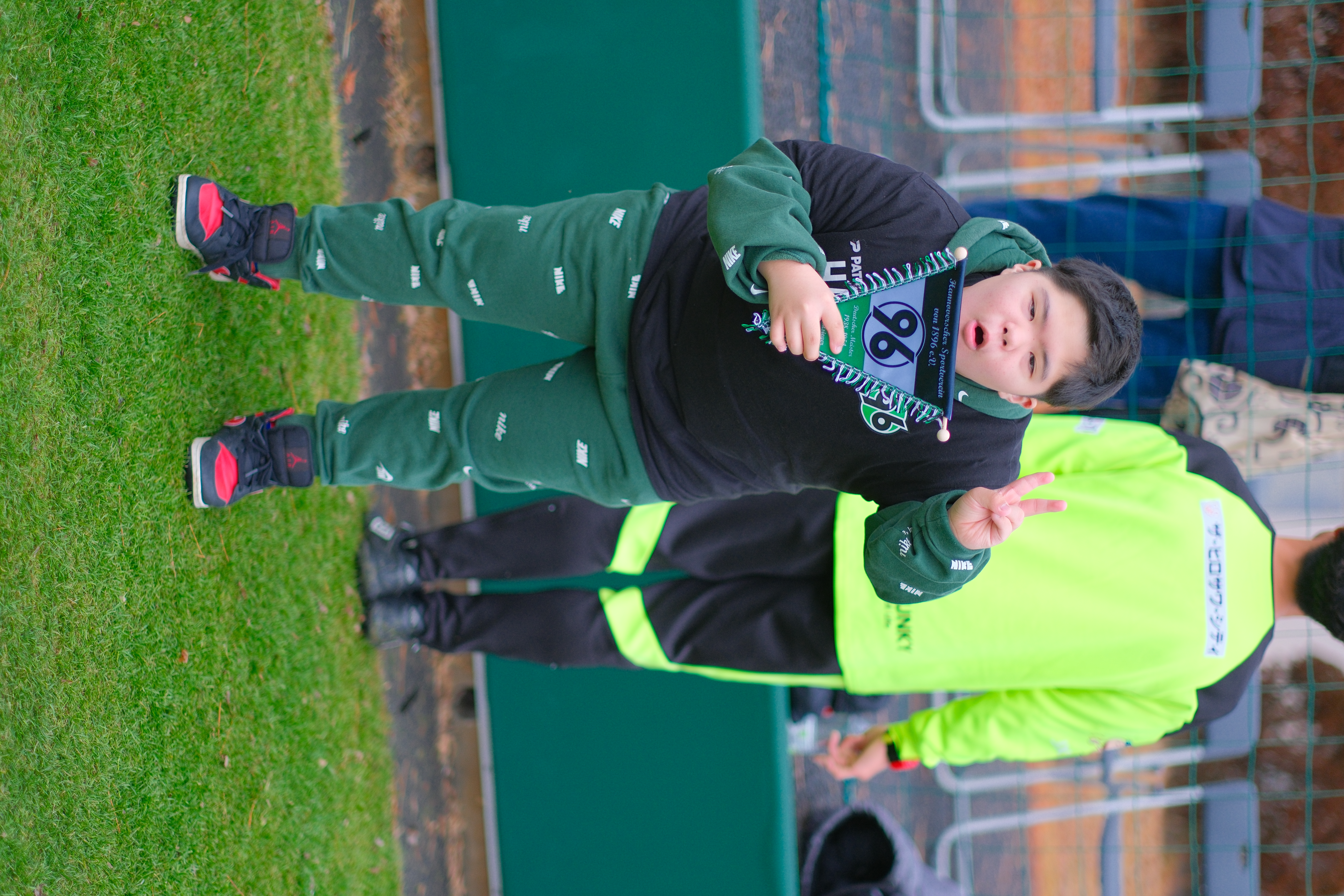 Ein Kind hält das 96-Wimpel in der Hand.
