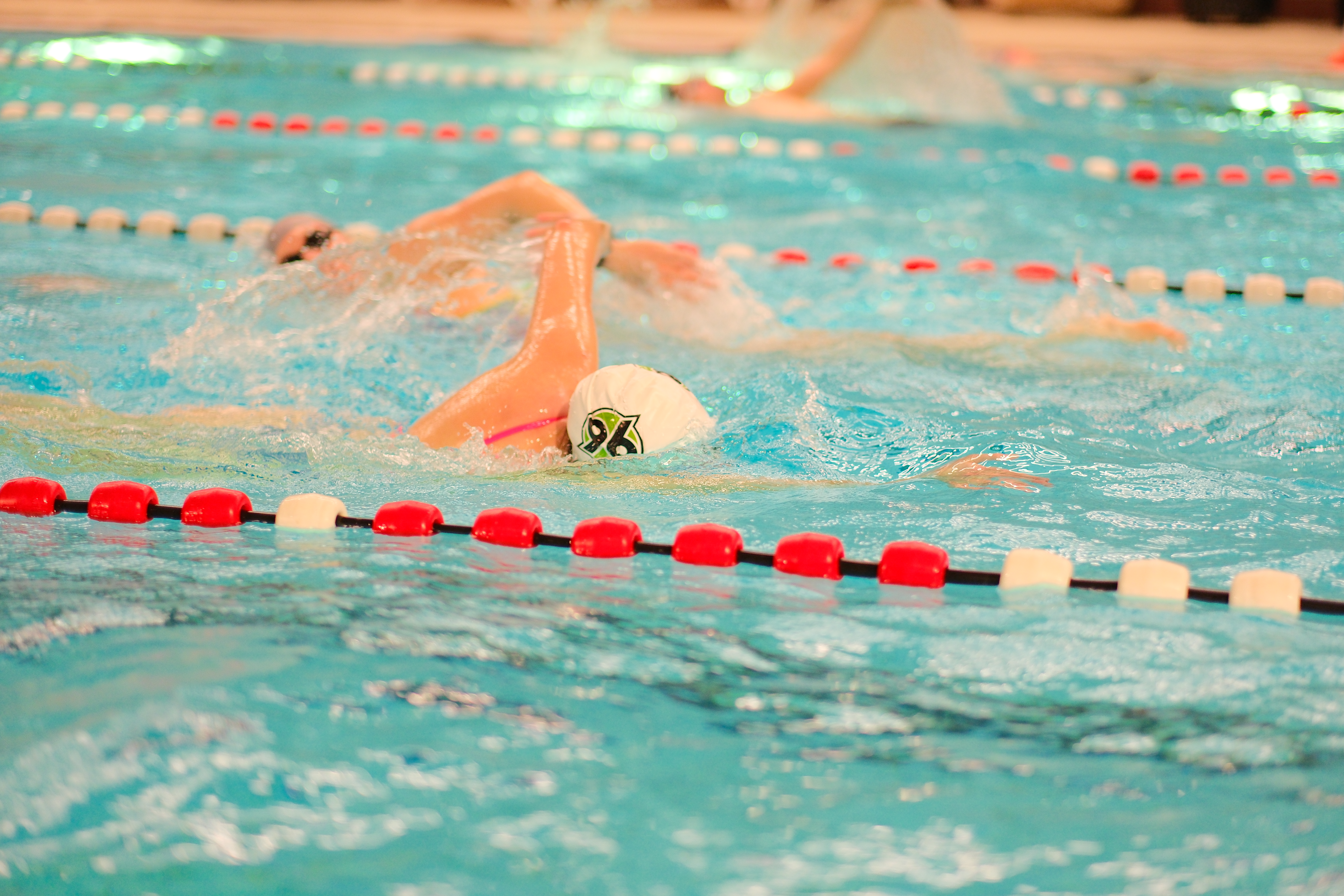 Zu sehen ist ein Schwimmer mit einer 96-Badekappe