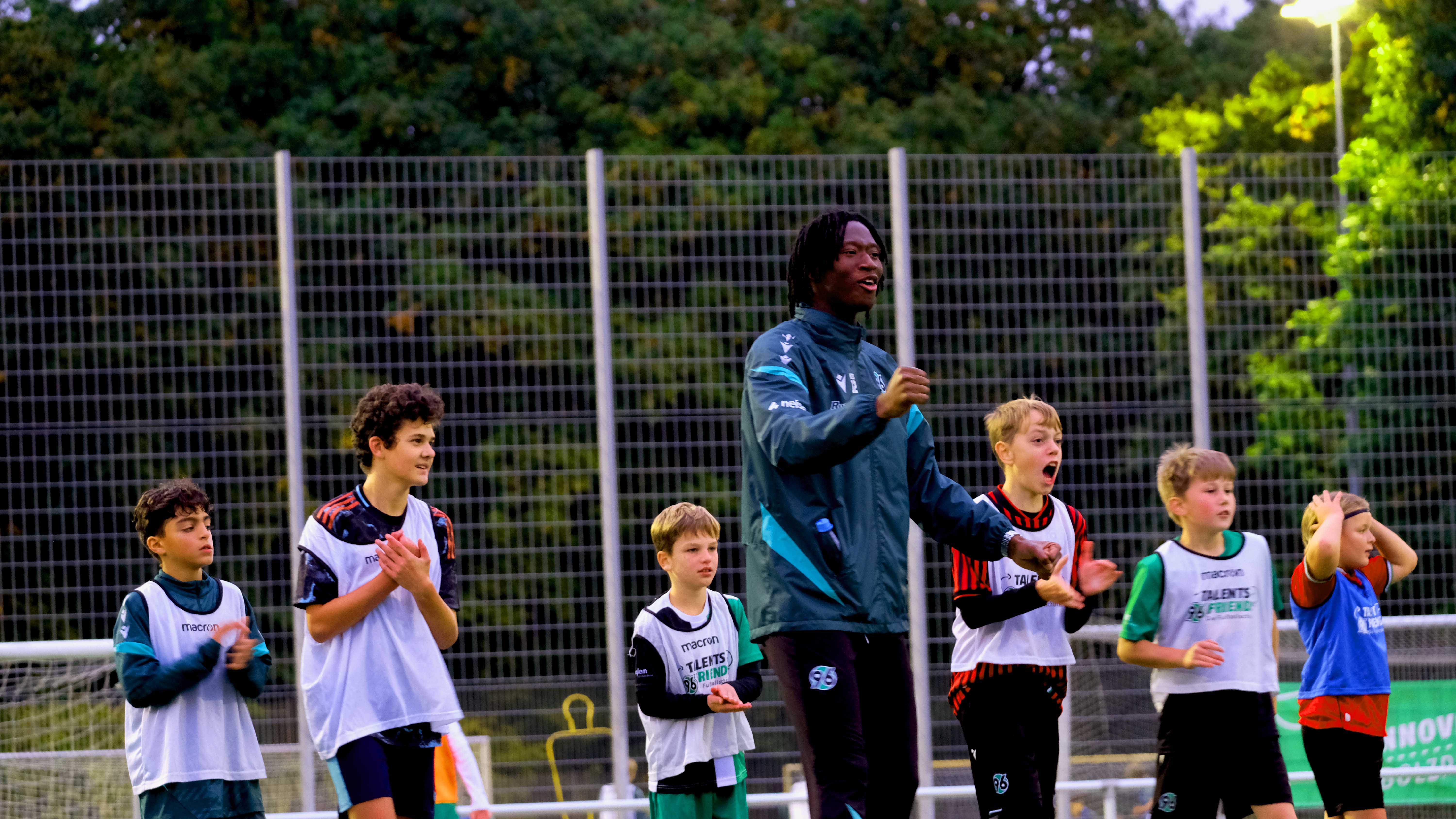U23-Spieler Abdoulaye Gueye schaut beim Finale.