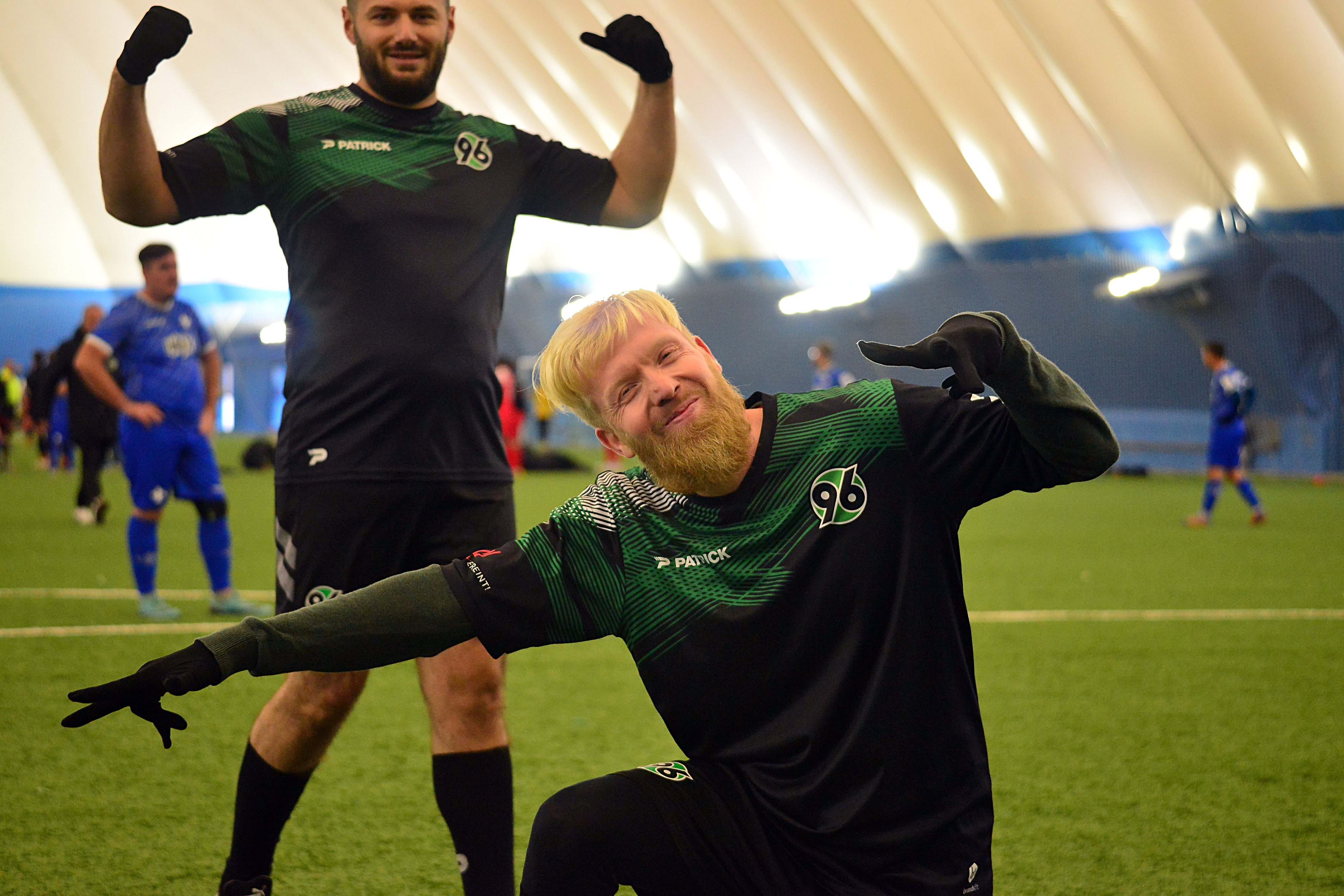 Ein Spieler jubelt in die Kamera.