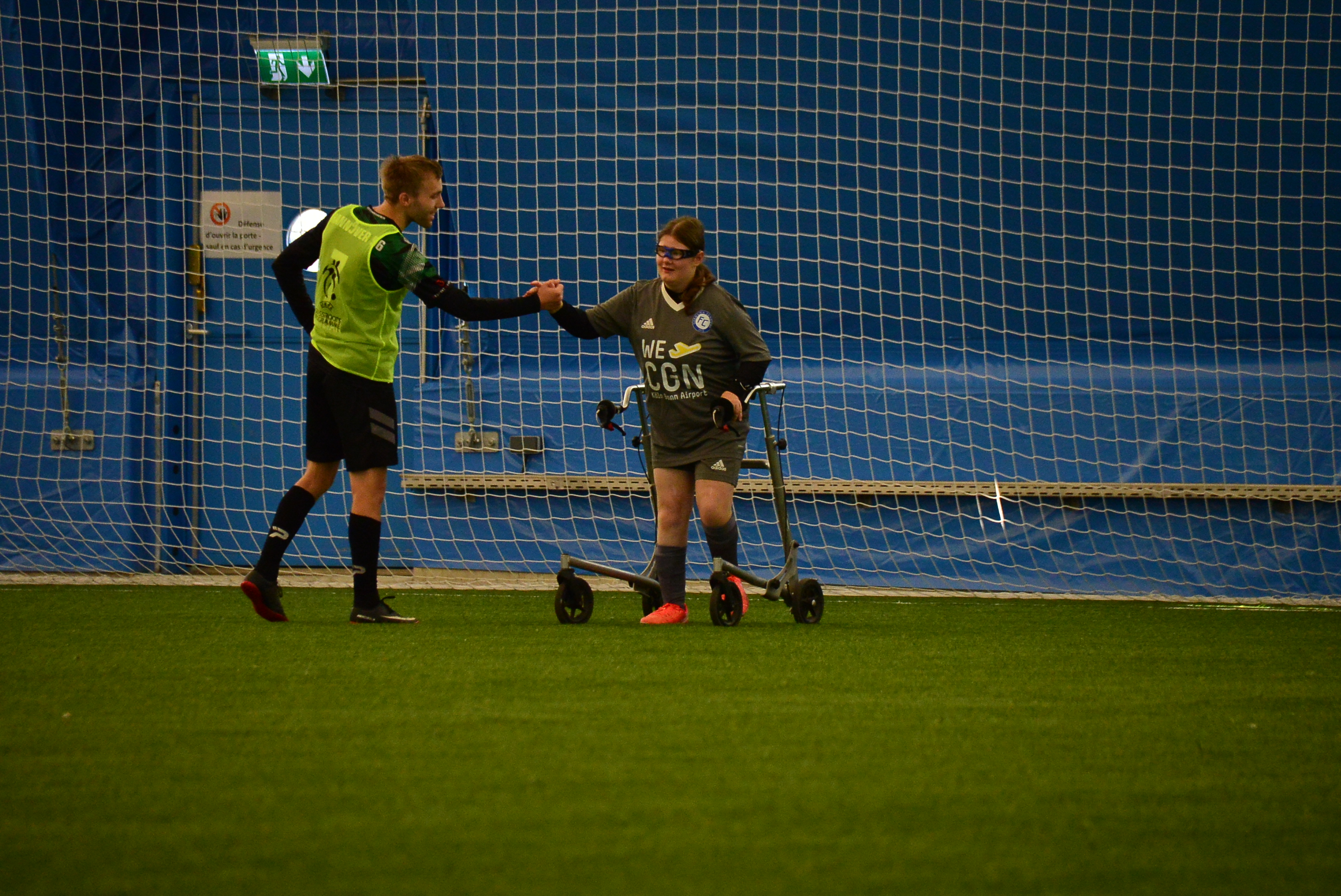 Ein 96-Spieler klatscht mit einer gegnerischen Spielerin ab.