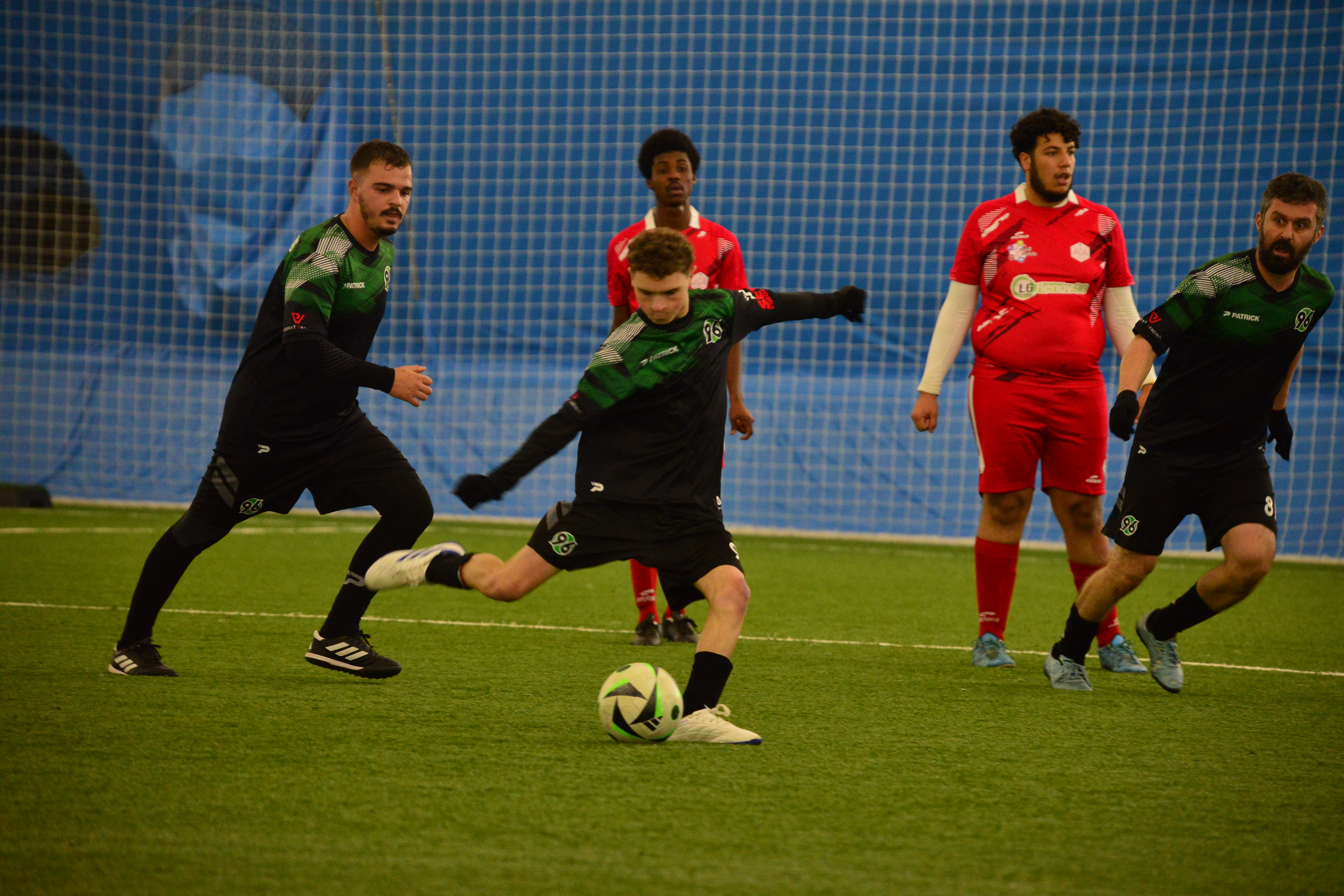 Ein Spieler schießt einen Siebenmeter.